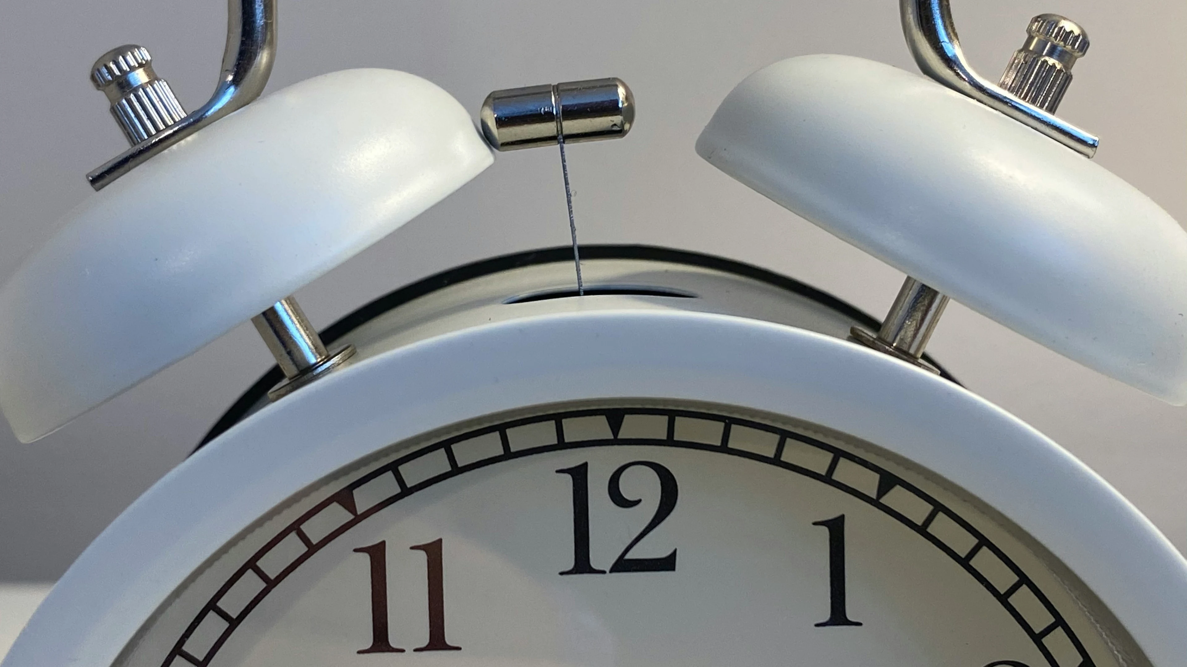 Wekker van flatbewoner rinkelt maandenlang uren per dag, politie grijpt in