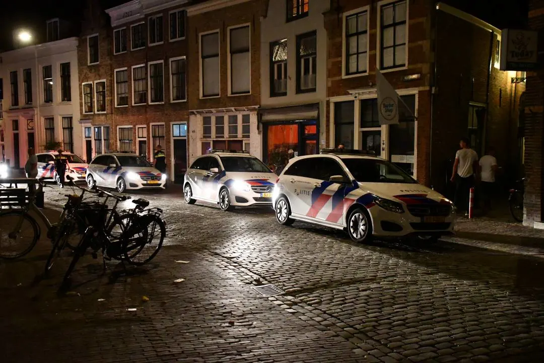 Politie lost waarschuwingsschot en houdt vier mensen aan bij feest in Middelburg