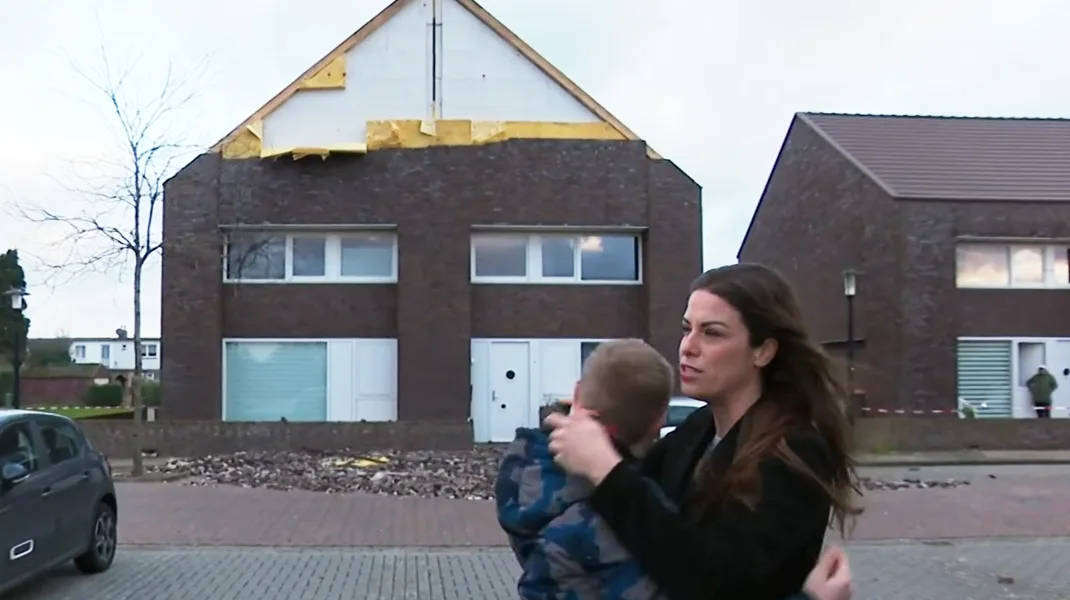 Gevel vliegt van twee-onder-een-kapwoning in Hengelo en verwoest auto: 'Ik ben nog in shock'