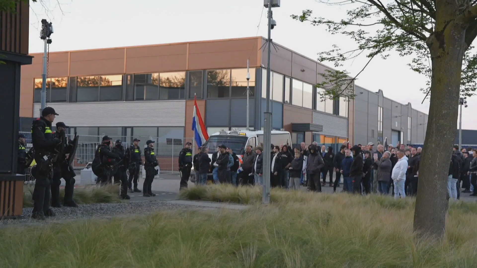 Anti-azc-demonstranten proberen A59 bij Den Bosch op te lopen, ME paraat