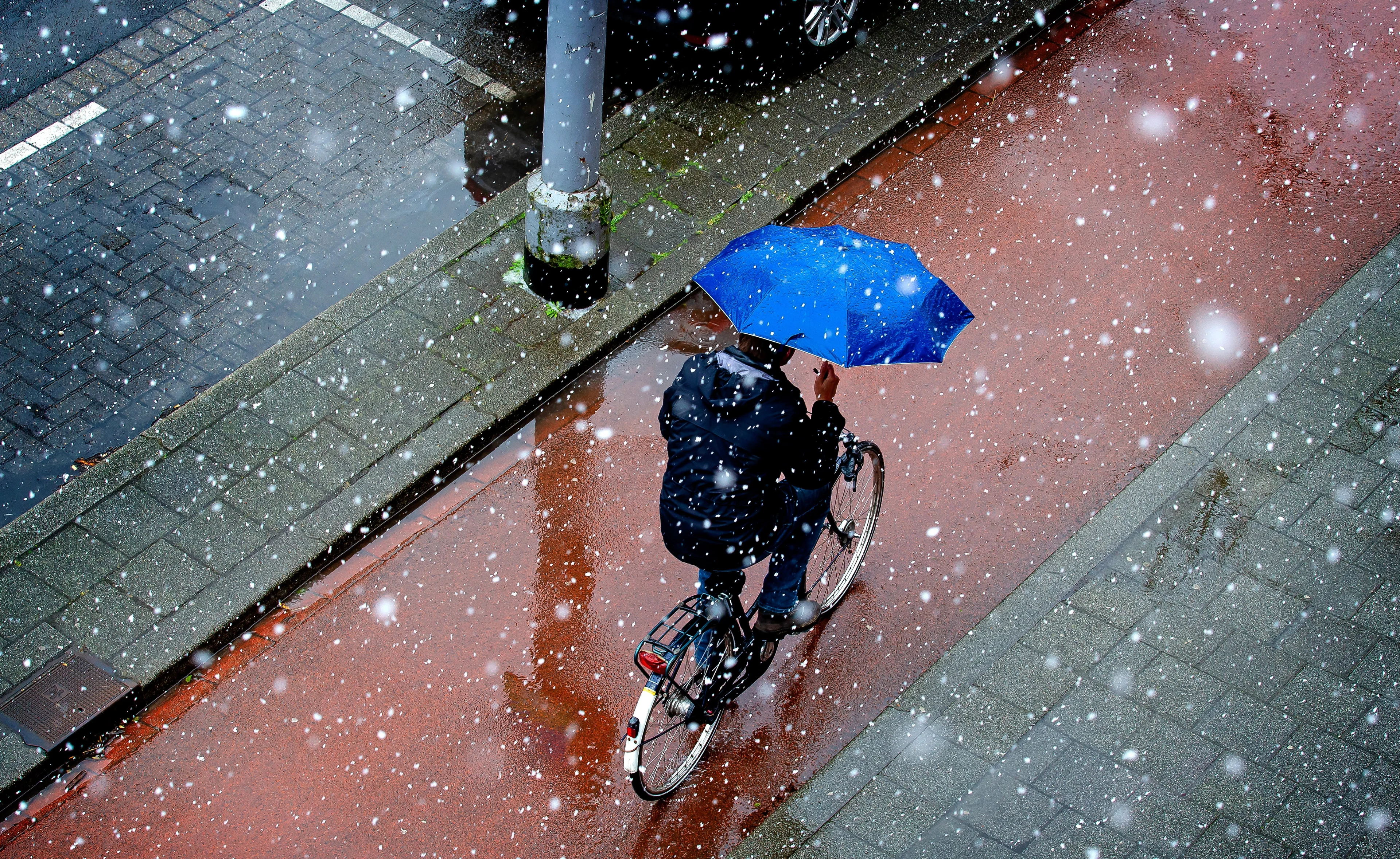 Temperaturen gaan flink omlaag, donderdag kans op een winterse bui