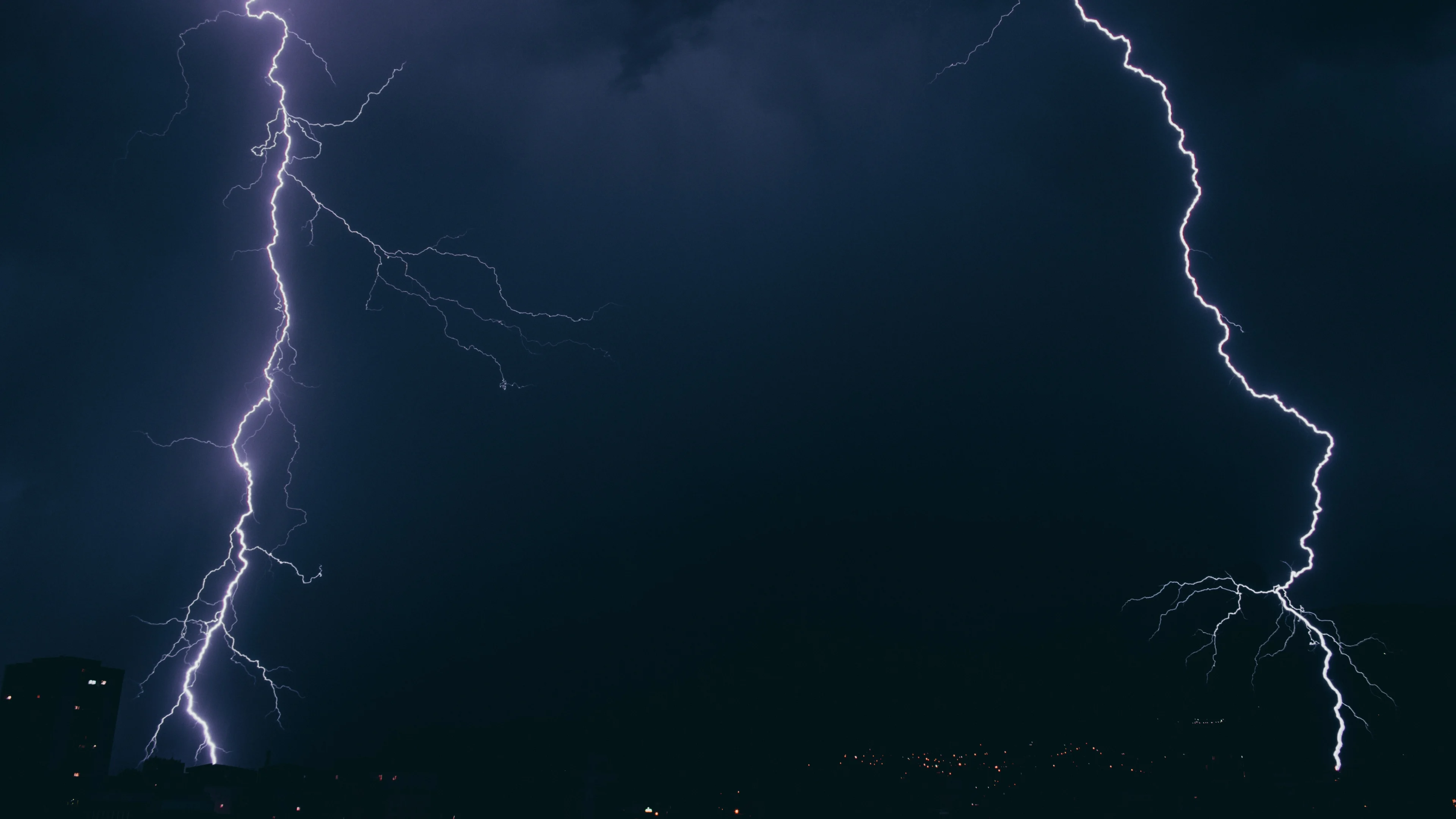 ZIEN: Het gaat los boven ons land, bekijk de beelden