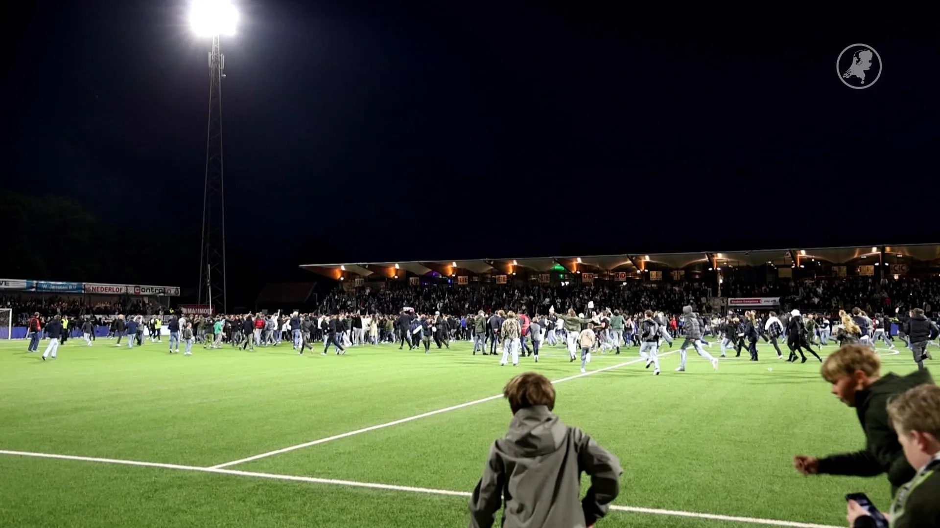 Vechtpartij tussen supportersgroepen op veld na winst Telstar