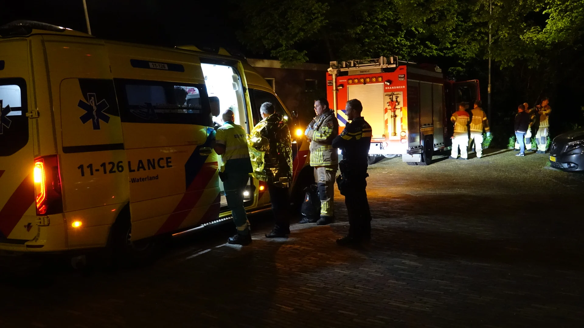 Seksende vrouw valt in water, reddingspoging van man gaat hopeloos fout