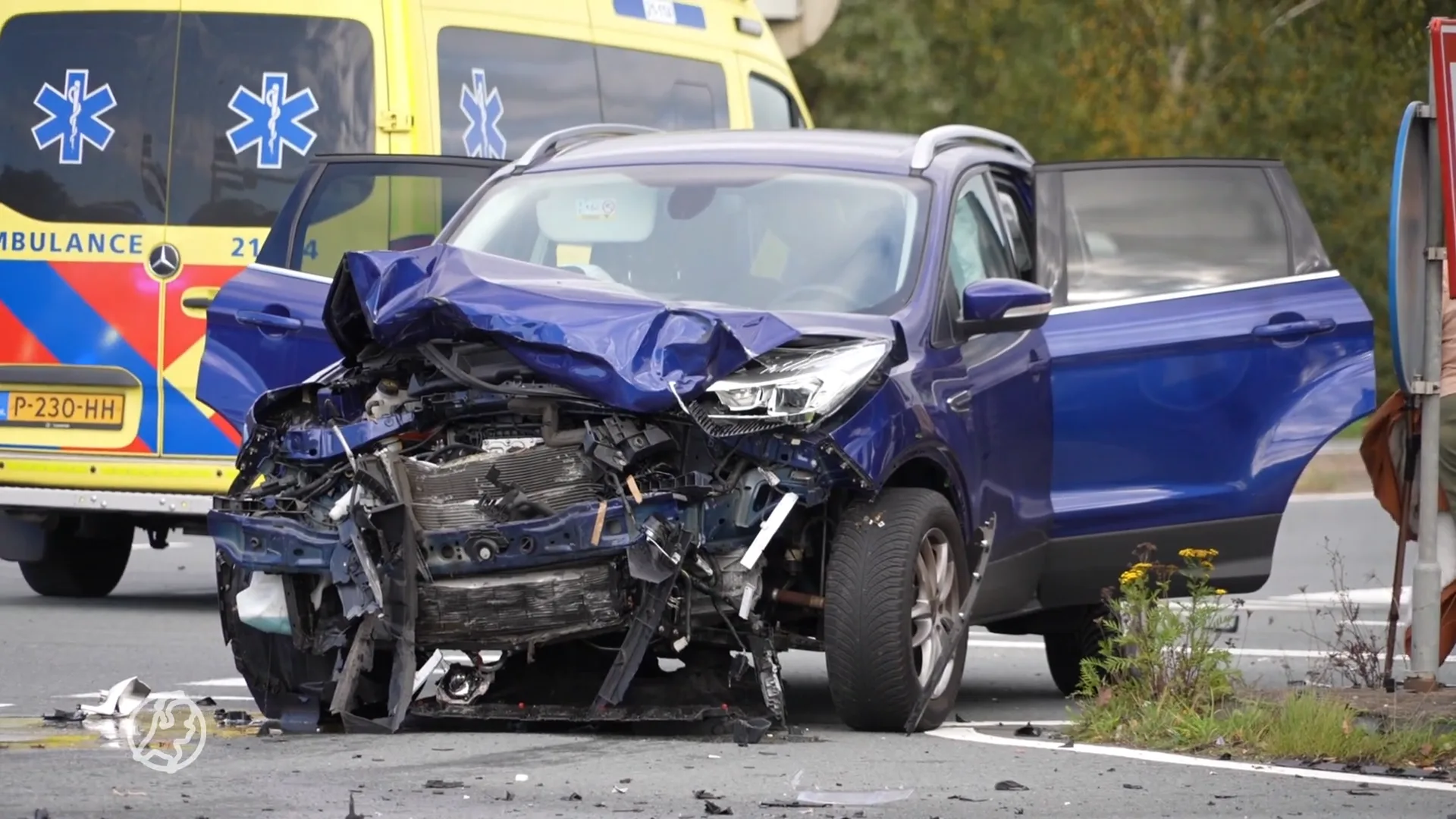 Auto met moeder en kinderen zwaar beschadigd door botsing bij Oss