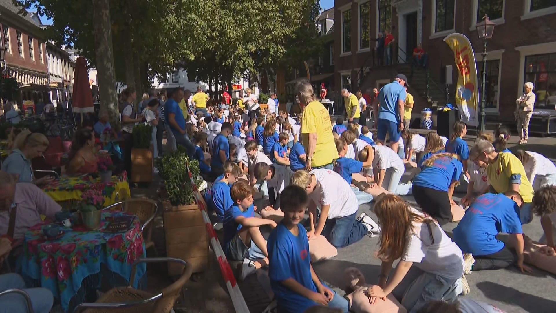 Honderden kinderen leren tegelijkertijd reanimeren: zo red je iemands leven