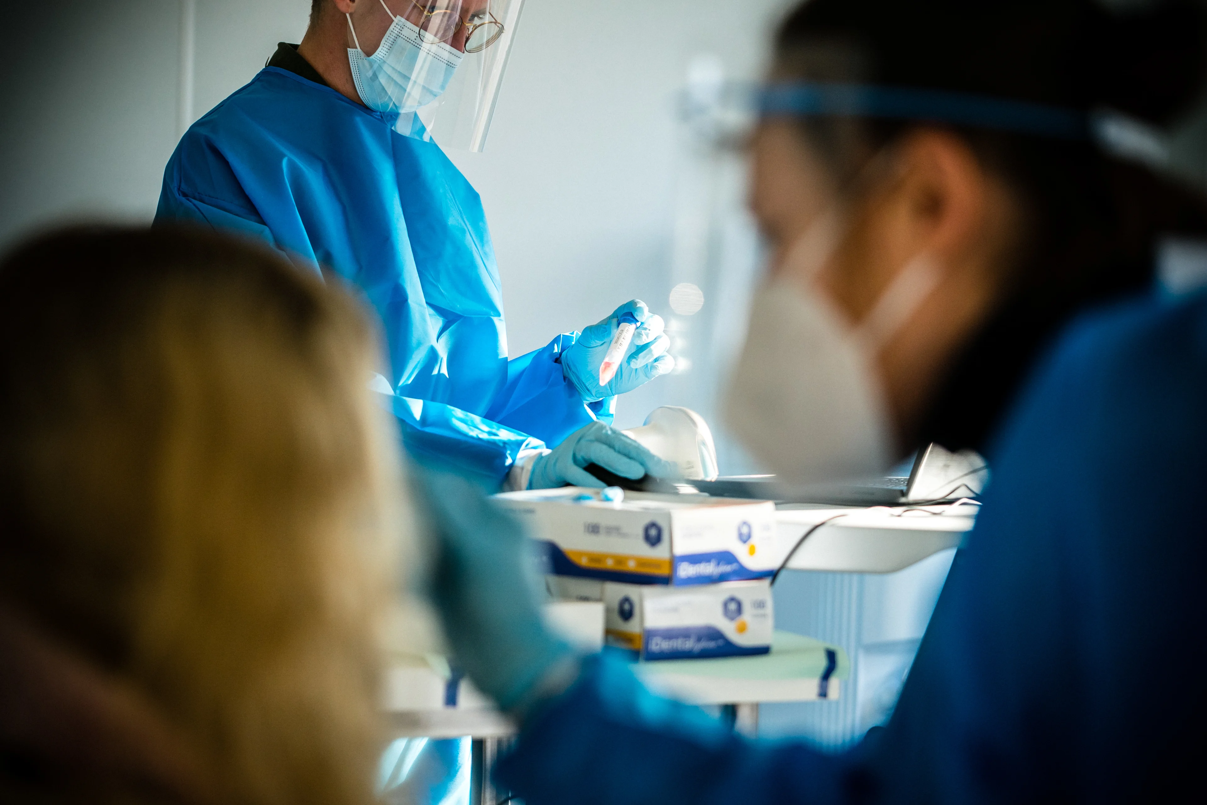 LIVEBLOG | Aantal nieuwe coronabesmettingen met bijna 1000 gestegen, ziekenhuisopnames blijven dalen