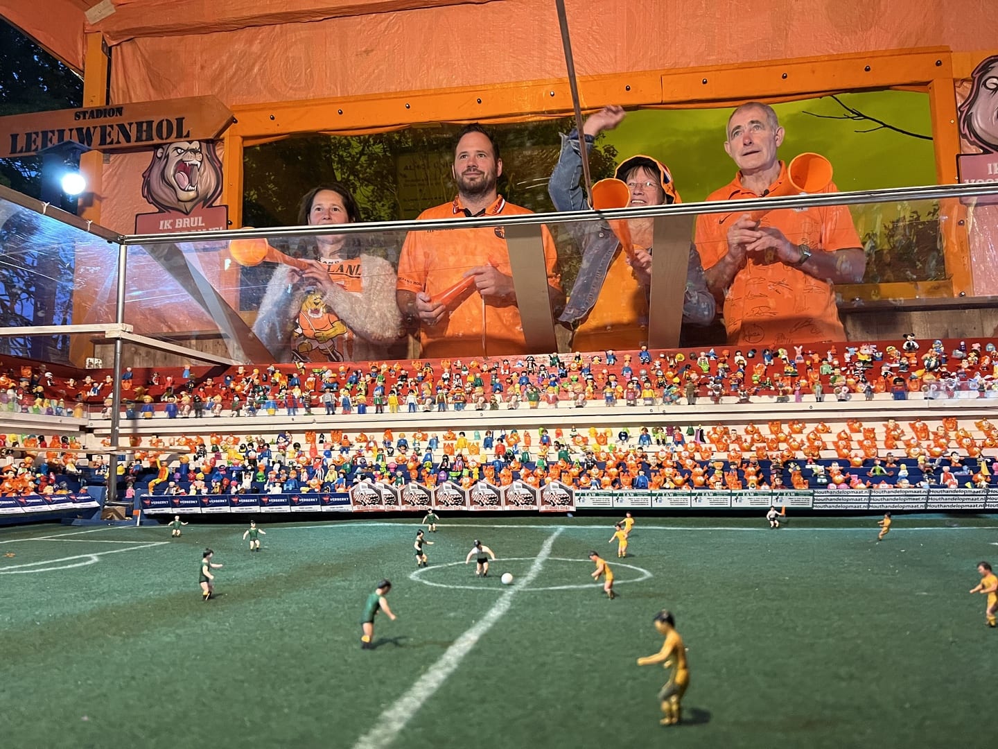 Oranje-fan Rien bouwt eigen mini-stadion in zijn tuin: 'En ik ben nog niet klaar'