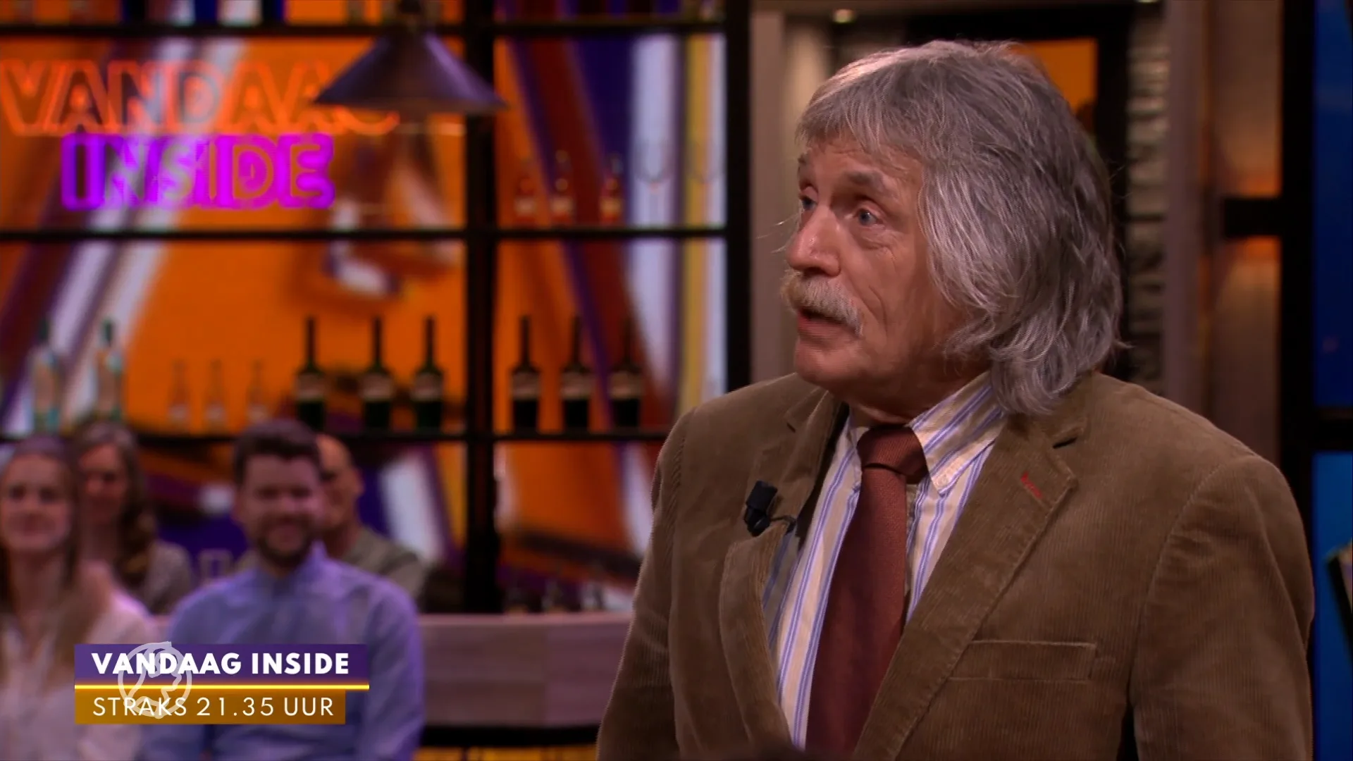 Derksen verbaasd over tijdelijke presentator VI: 'Wie ben jij?' 