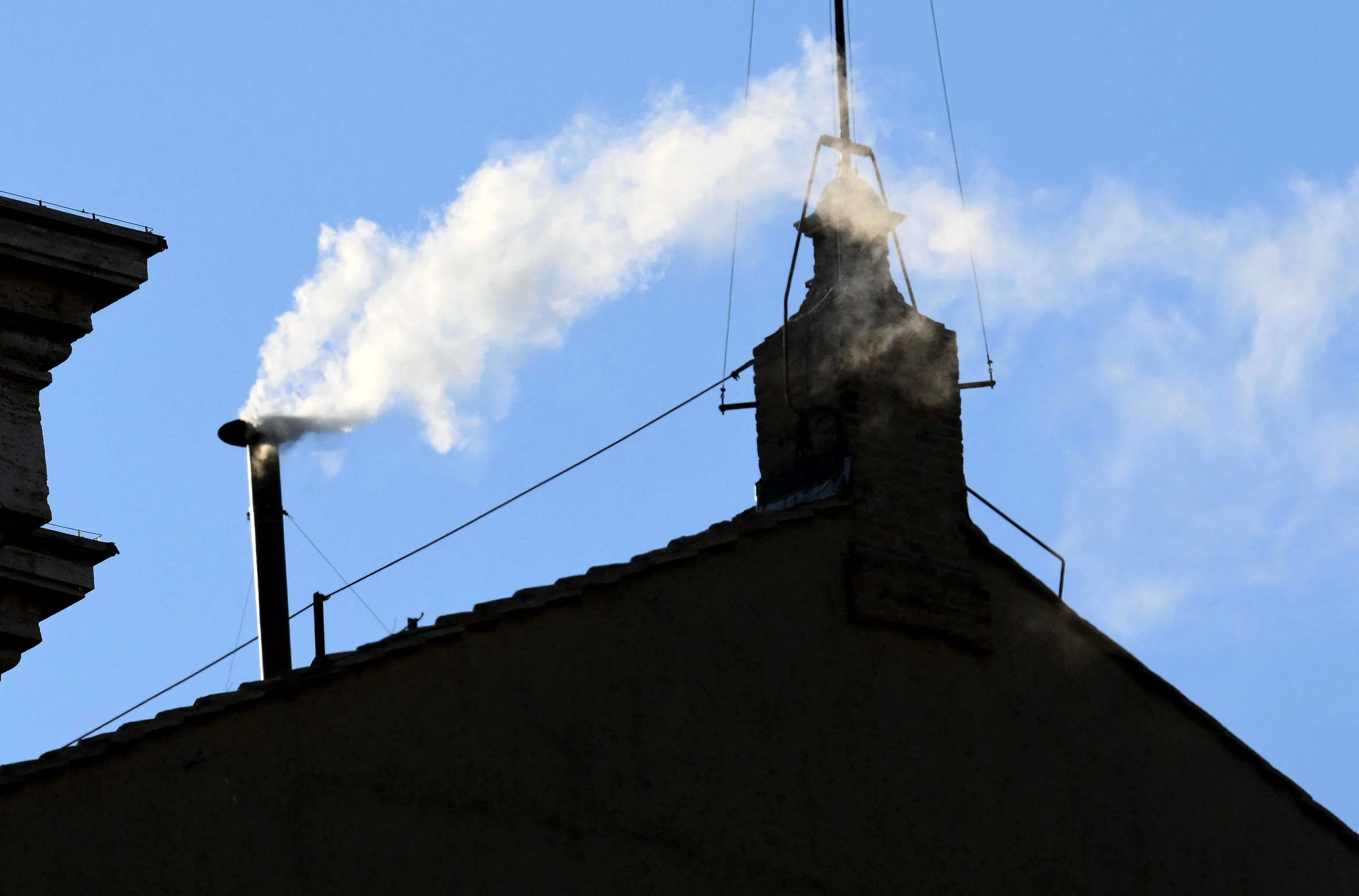 Witte rook boven de Sixtijnse Kapel: nieuwe paus gekozen 