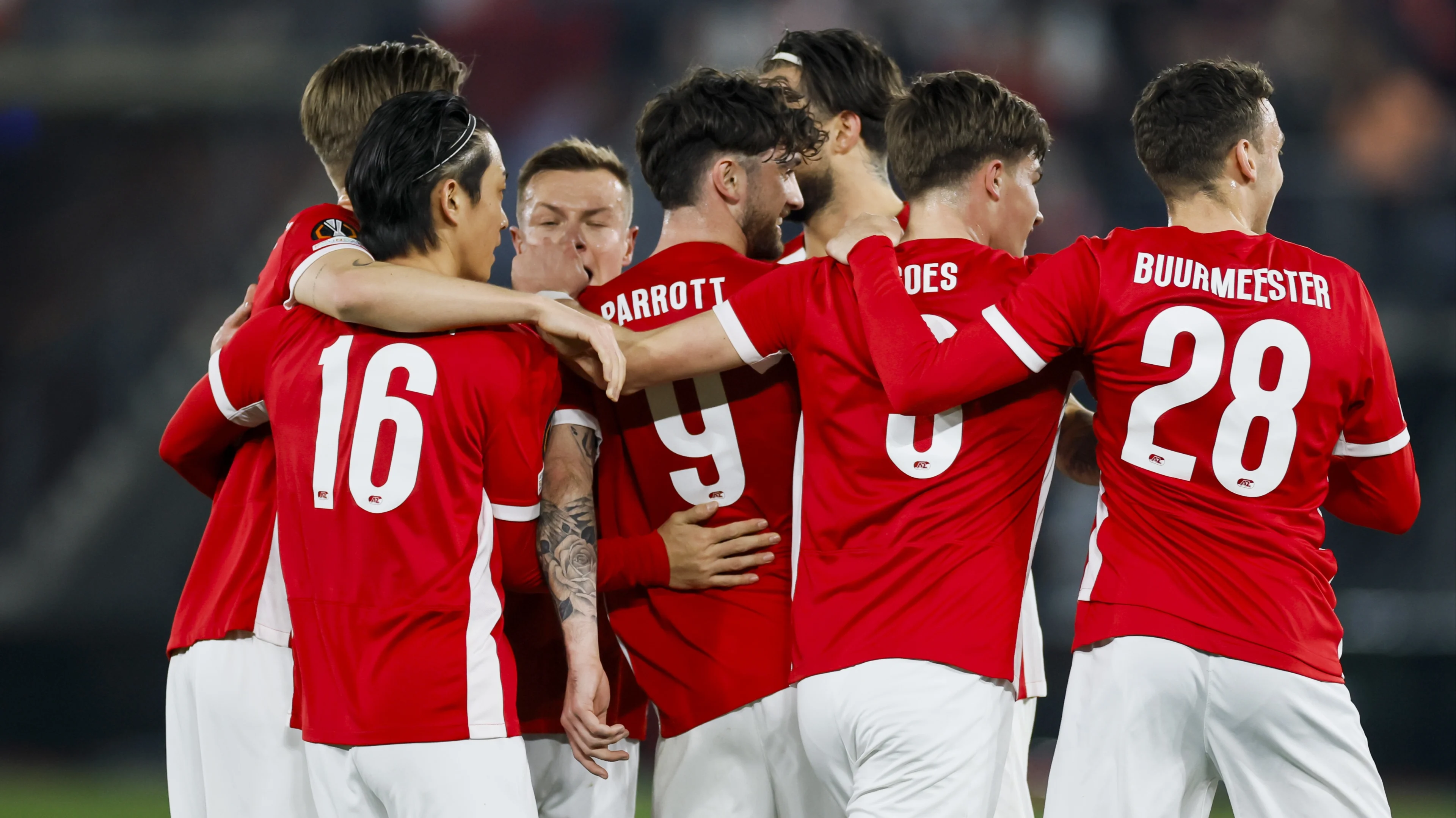 Reuzendoder AZ wint ook van Tottenham, kwartfinale lonkt