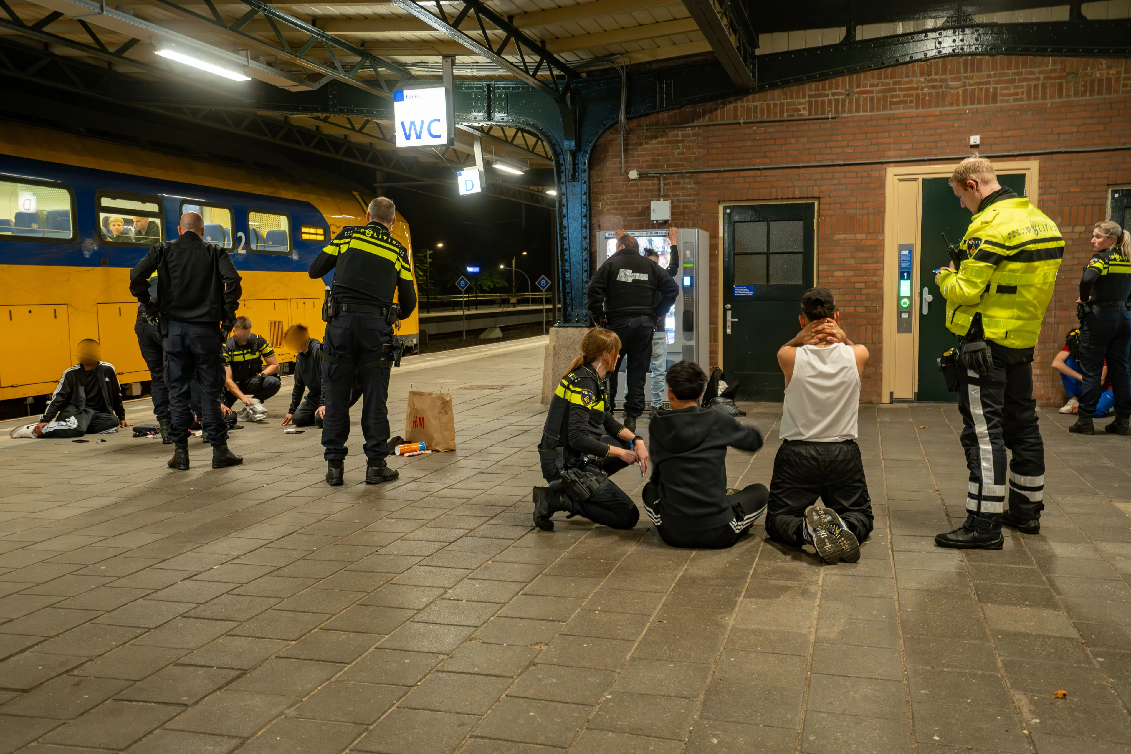 Zwaargewonde man na steekpartij bij station Deventer, zeven aanhoudingen