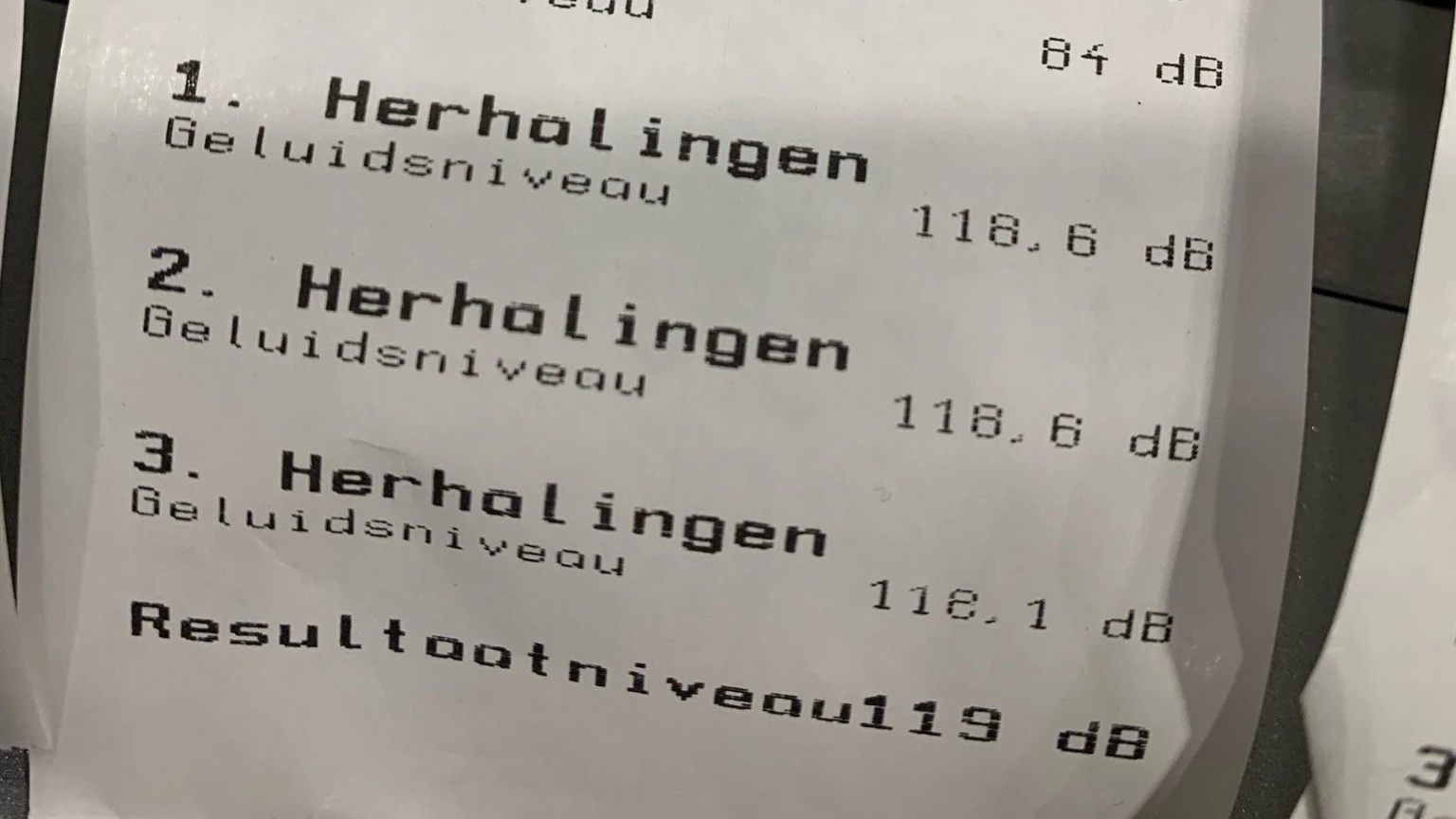 Auto in Alphen maakt evenveel lawaai als brandweerauto met sirene