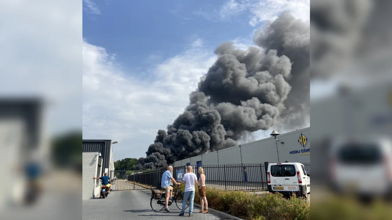 Enorme rookwolken bij grote brand autosloperij Hoogeveen: 'Kom niet kijken'