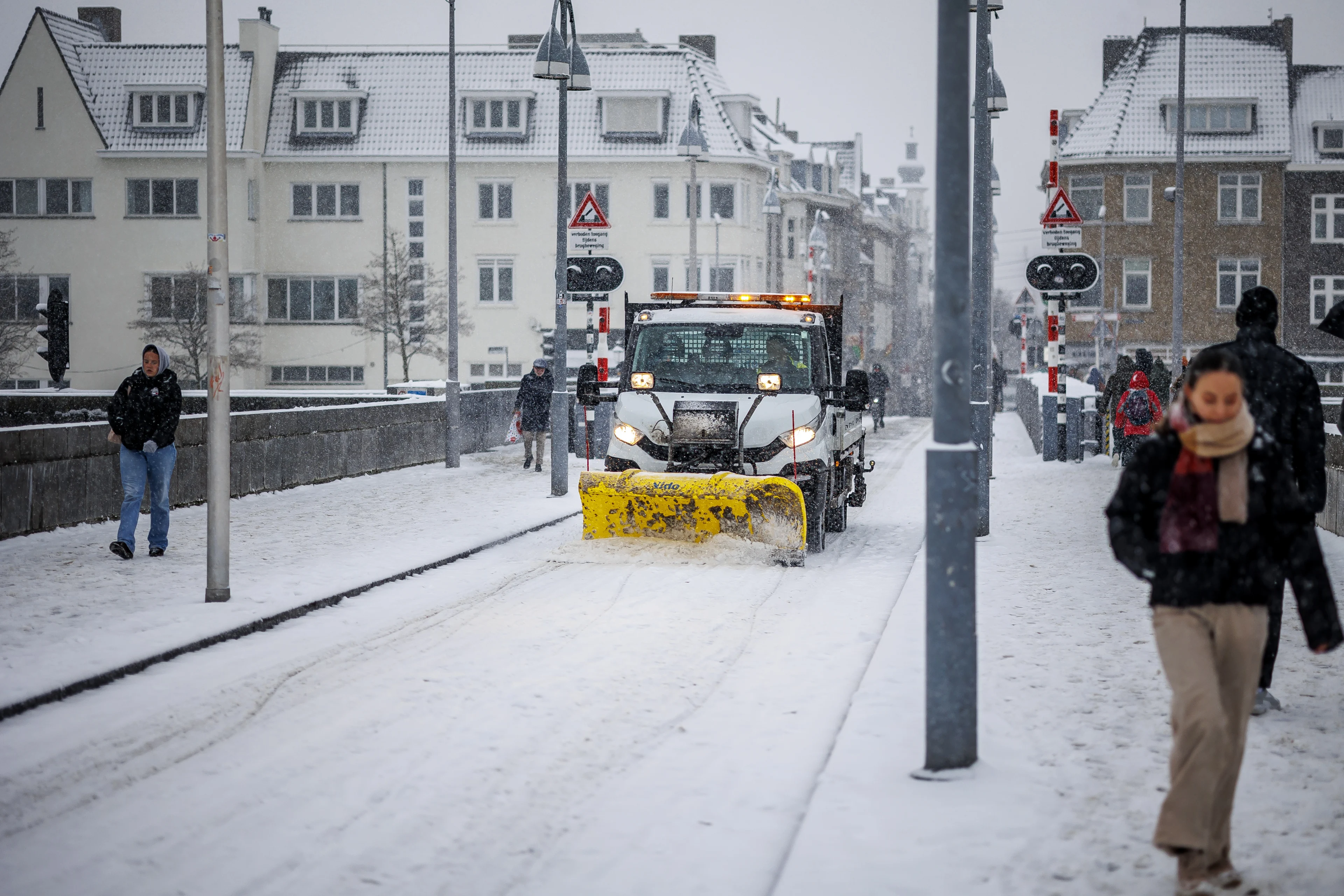 Gladheid door sneeuw: zo laat is code geel van kracht bij jou