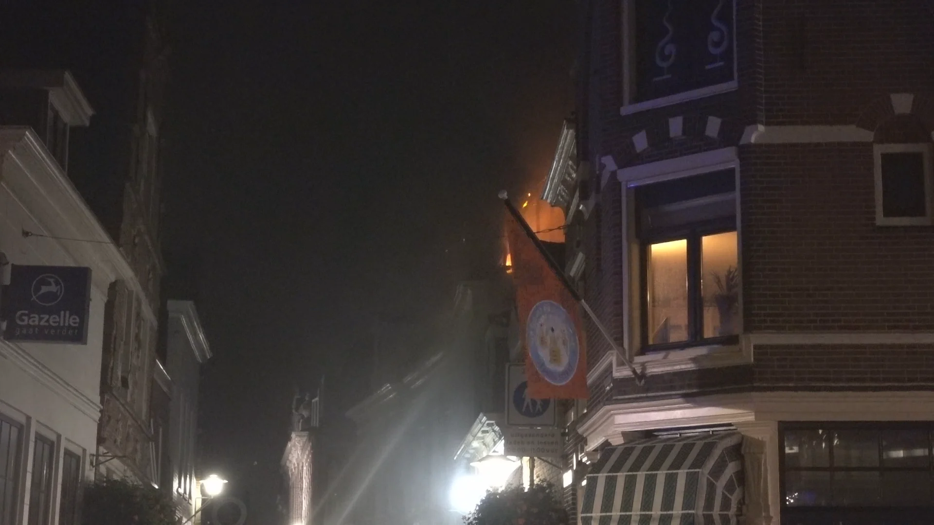 Grote brand verwoest woning en winkel in binnenstad Enkhuizen