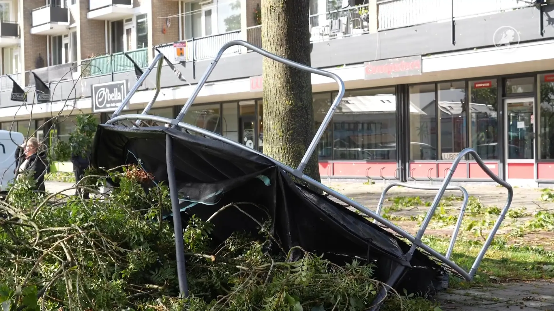 In Stadskanaal heeft een enorme windvlaag voor ravage gezorgd