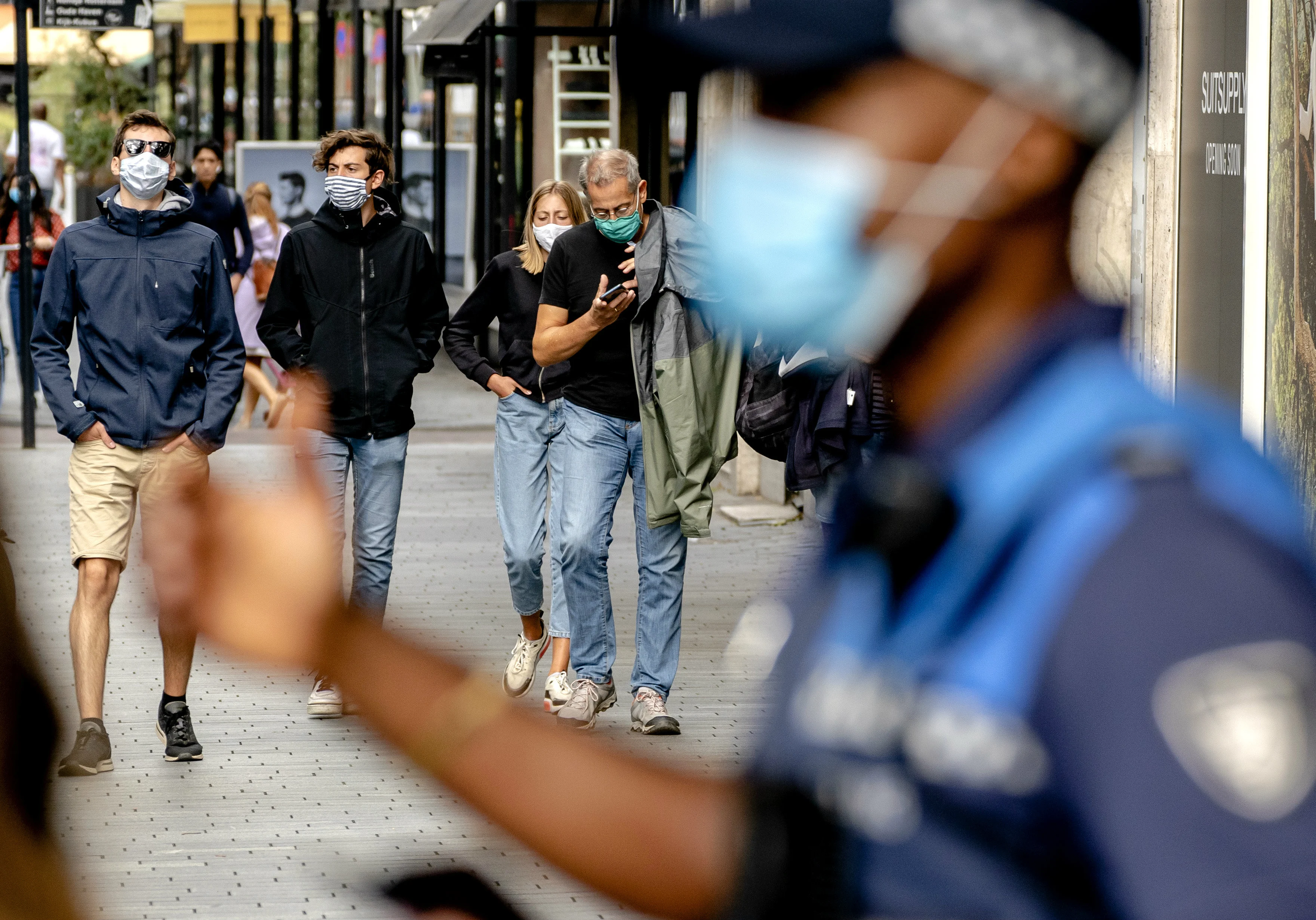 Van waakzaam tot ernstig: dit betekenen de risiconiveaus voor het coronavirus