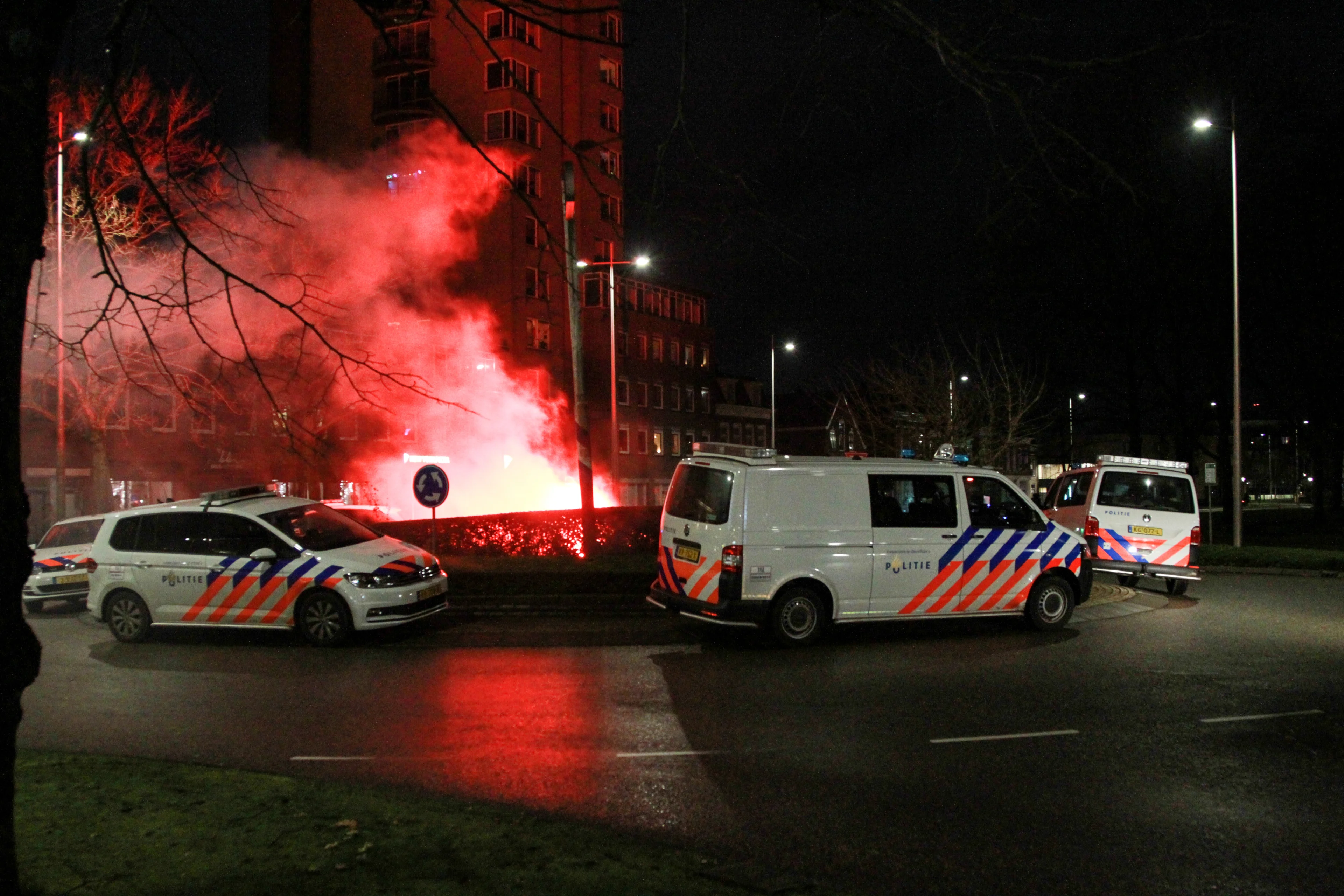 Onrustige jaarwisseling in verschillende plaatsen, ME moet politie en brandweer te hulp schieten
