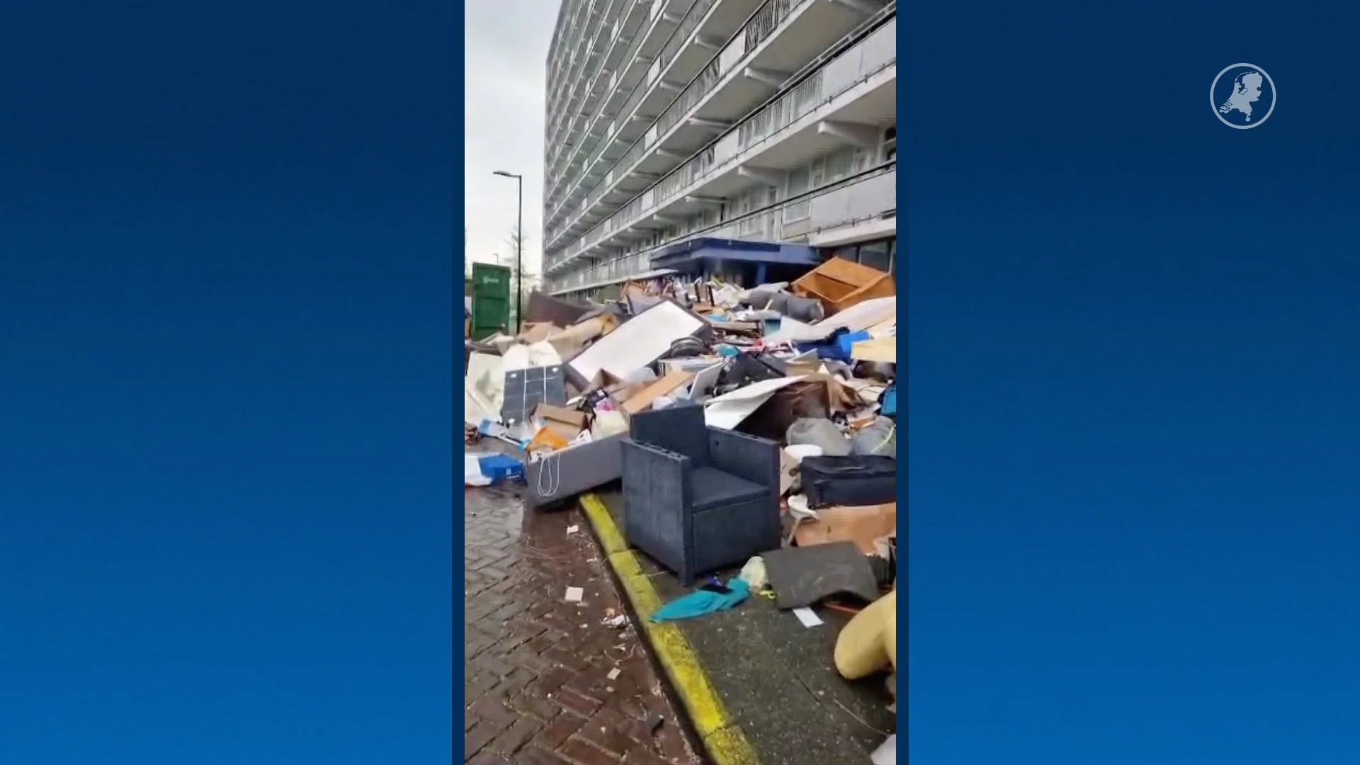 Enorme afvalberg voor flat Maassluis loopt uit de hand, burgemeester ruimt op