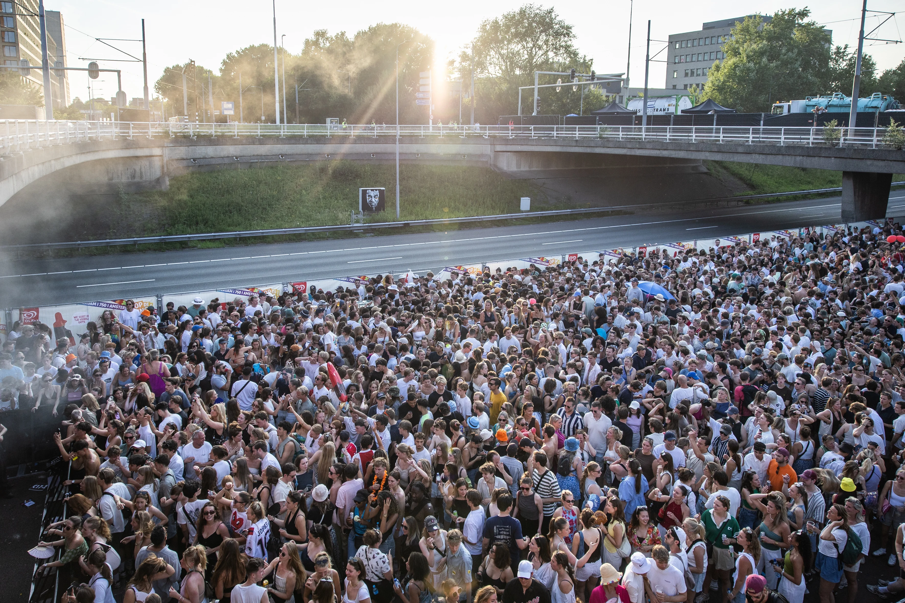 Verkeersbord en hectometerpaaltjes gestolen tijdens festival op snelweg A10
