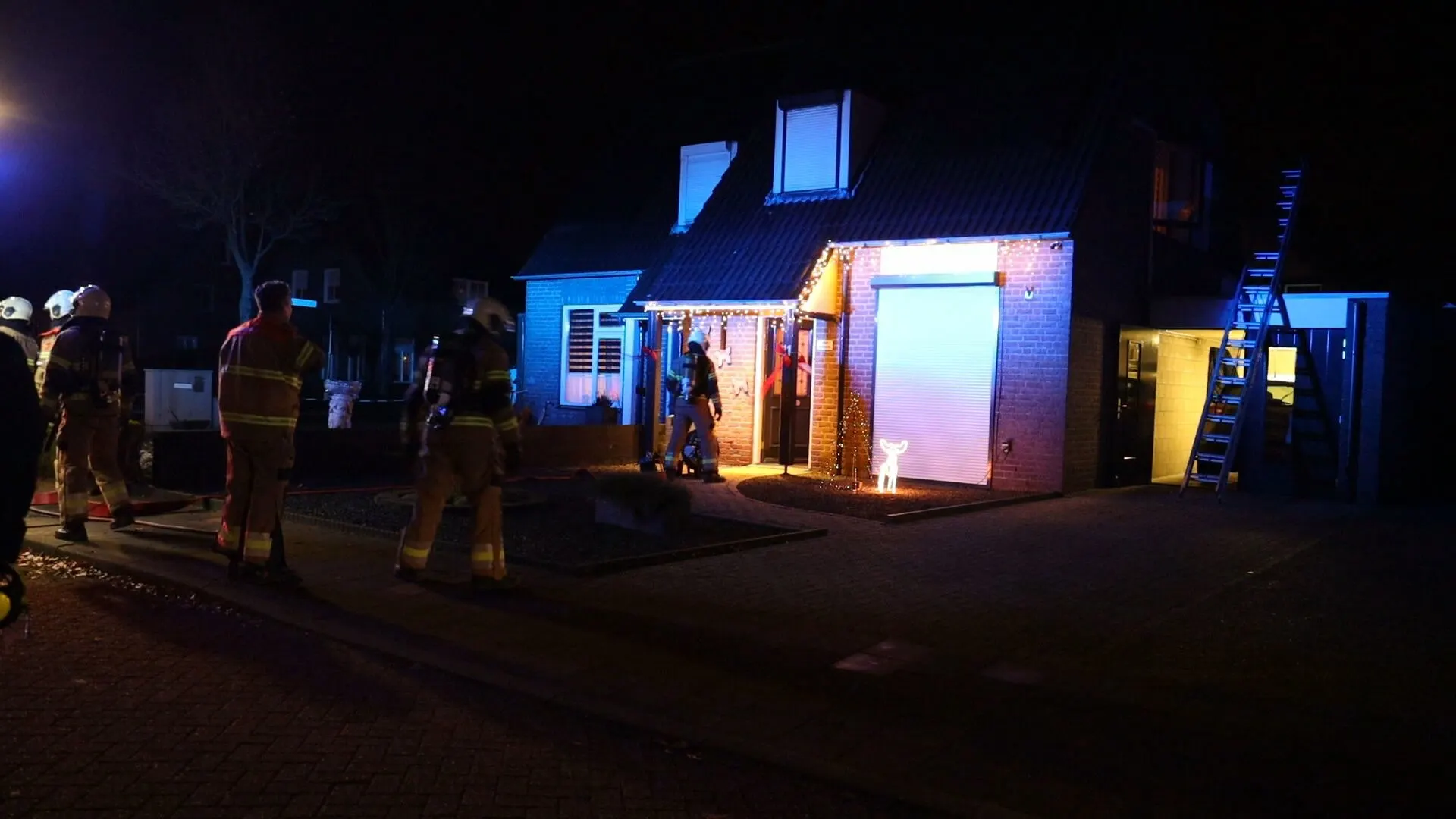 Gewonde uit brandende woning gehaald, buren vrezen gerichte aanval