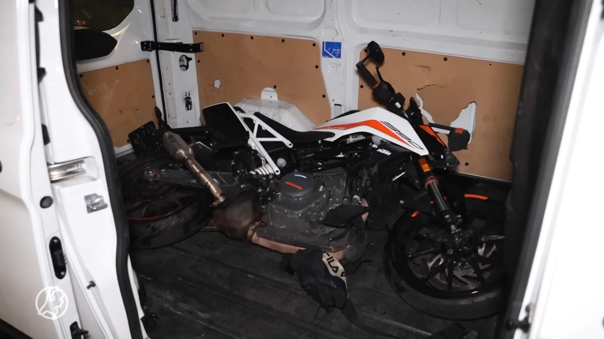 VIDEO: Motordieven slaan op de vlucht voor politie in Den Haag