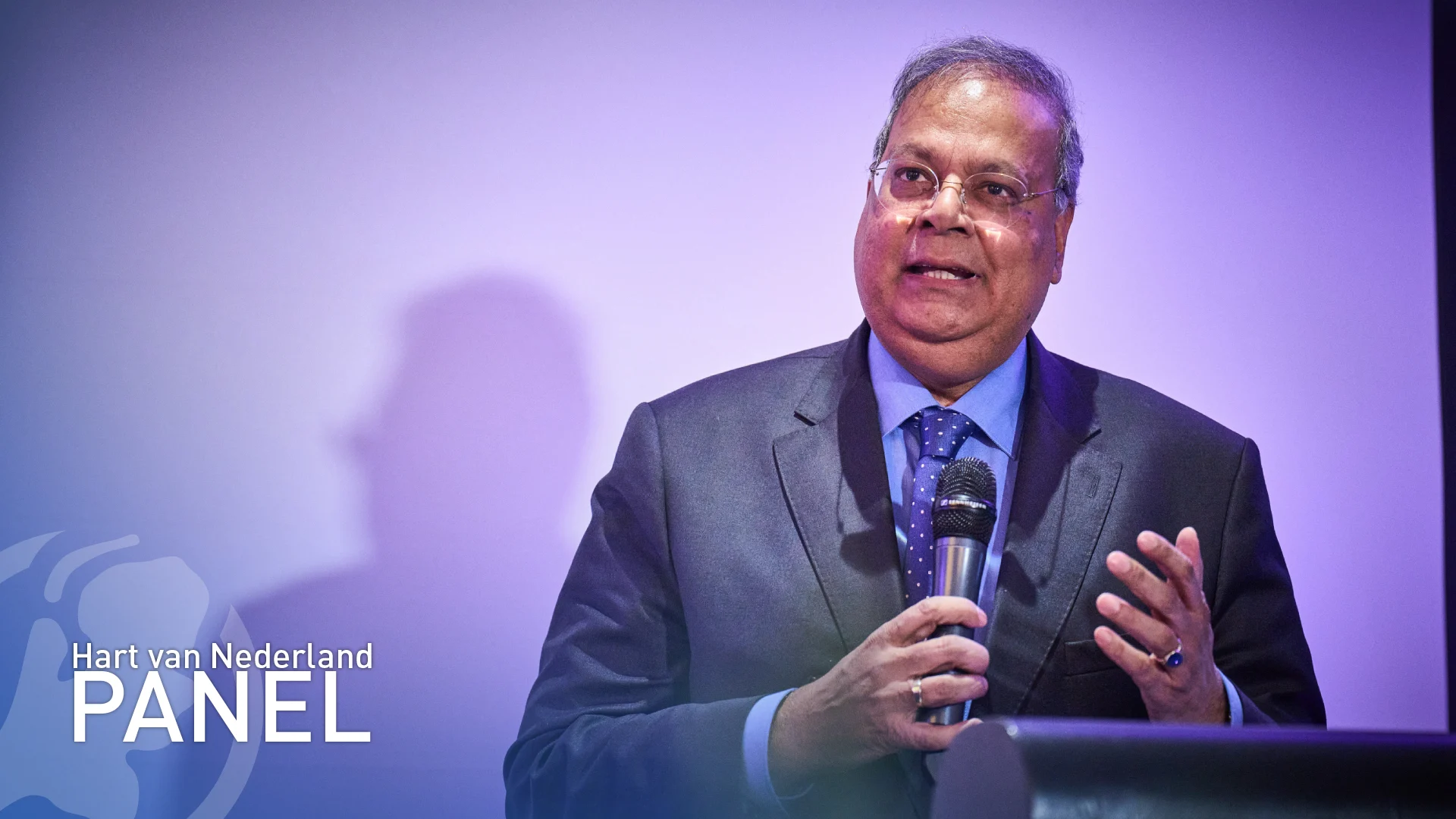 Helft pleit voor ontslag racismecoördinator na uitspraken over ‘oorlog tegen moslims’