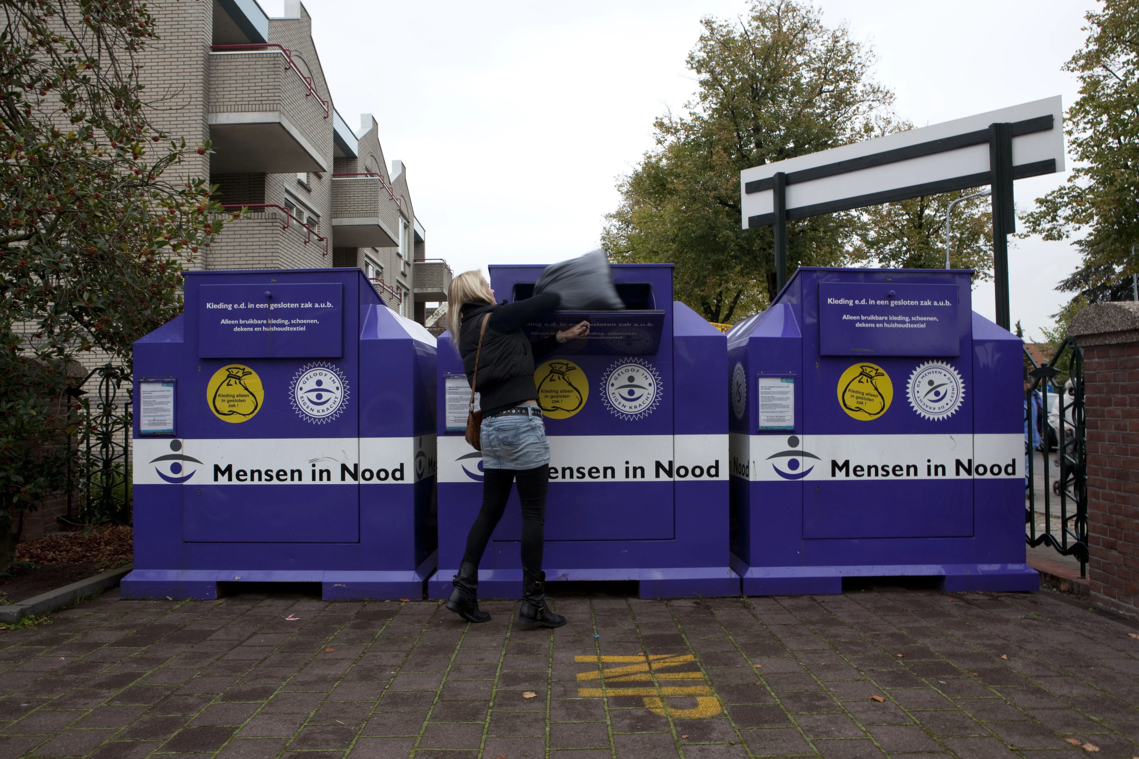 Vrouw in Rucphen probeert spullen uit kledingcontainers te stelen met haak