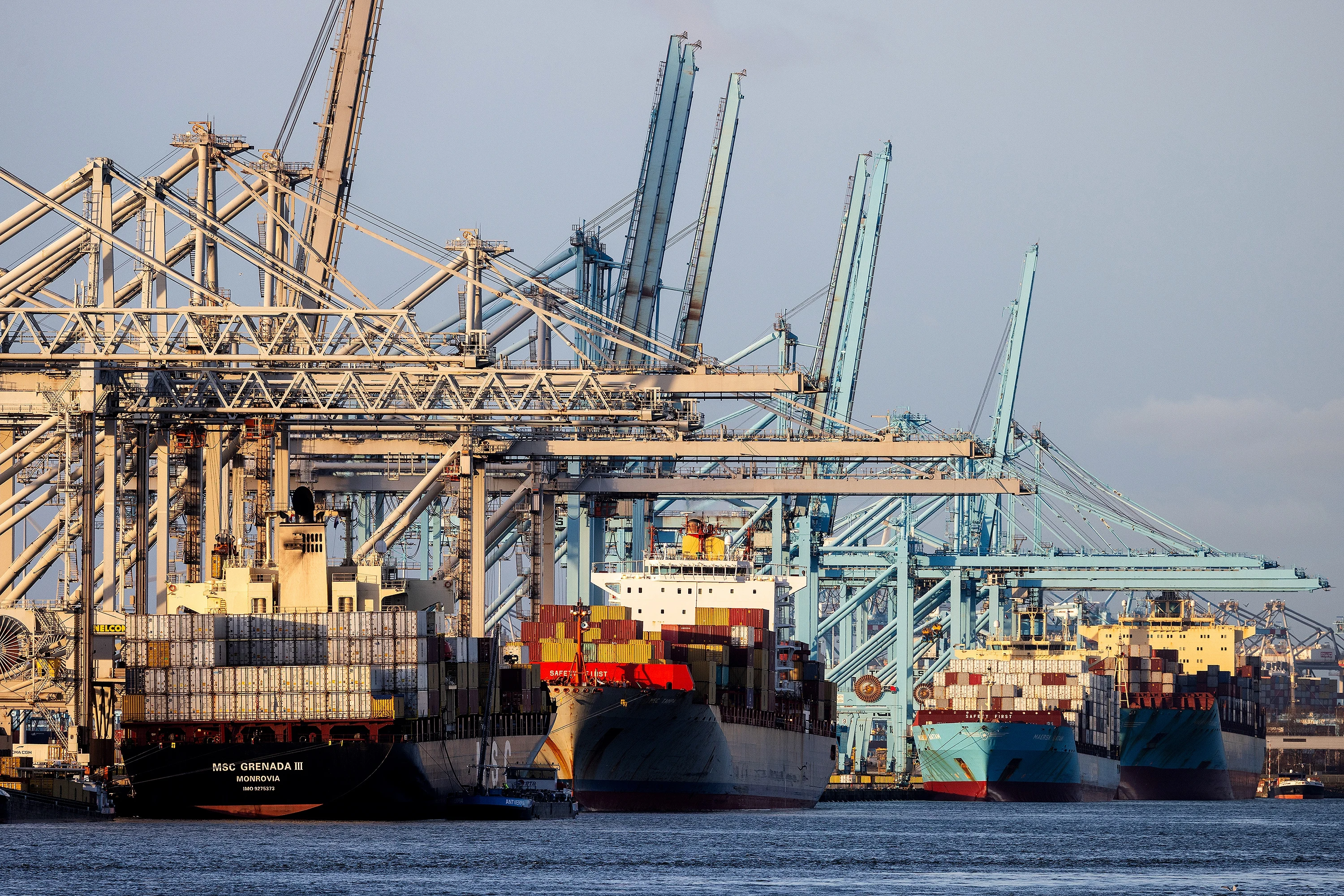 Rotterdammer (58) gewond na metershoge val op schip