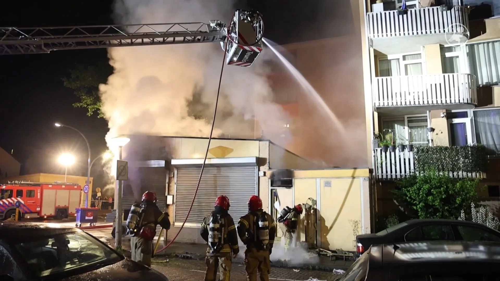 Felle brand in viswinkel Amsterdam, woningen ontruimd vanwege rookoverlast