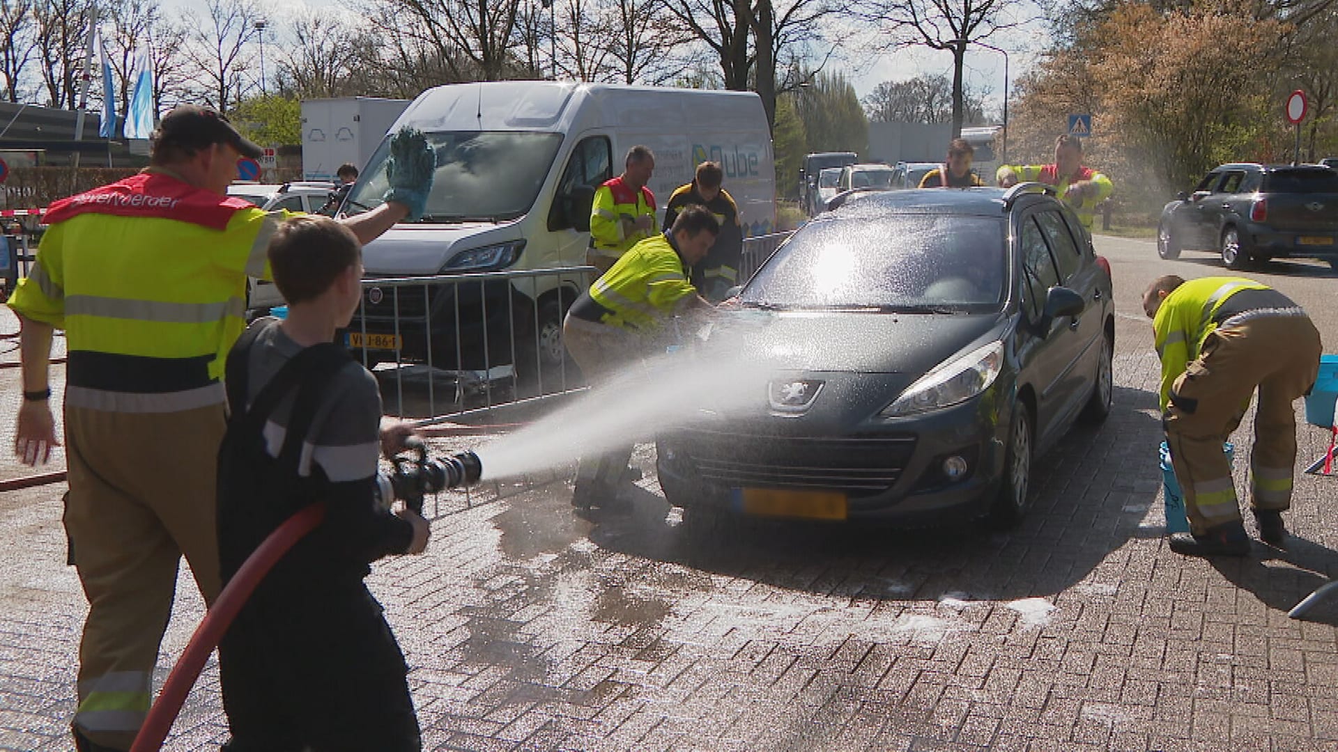 Brandweer in Vught spuit auto's schoon voor Oekraïne: 'Onze collega's hebben hard extra spullen nodig'