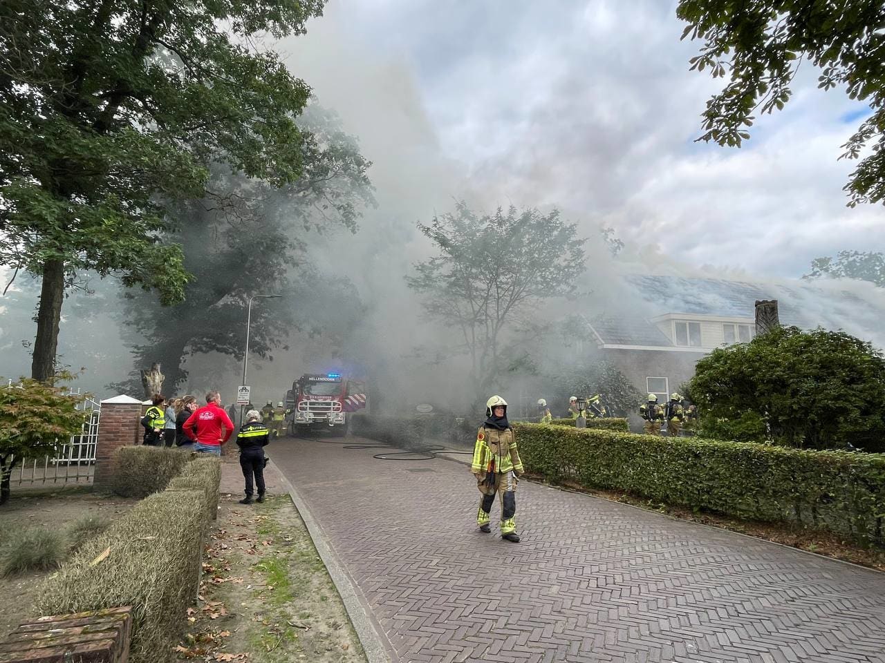 Uitslaande brand in bowlingboerderij Nijverdal: 'Weinig te redden' 