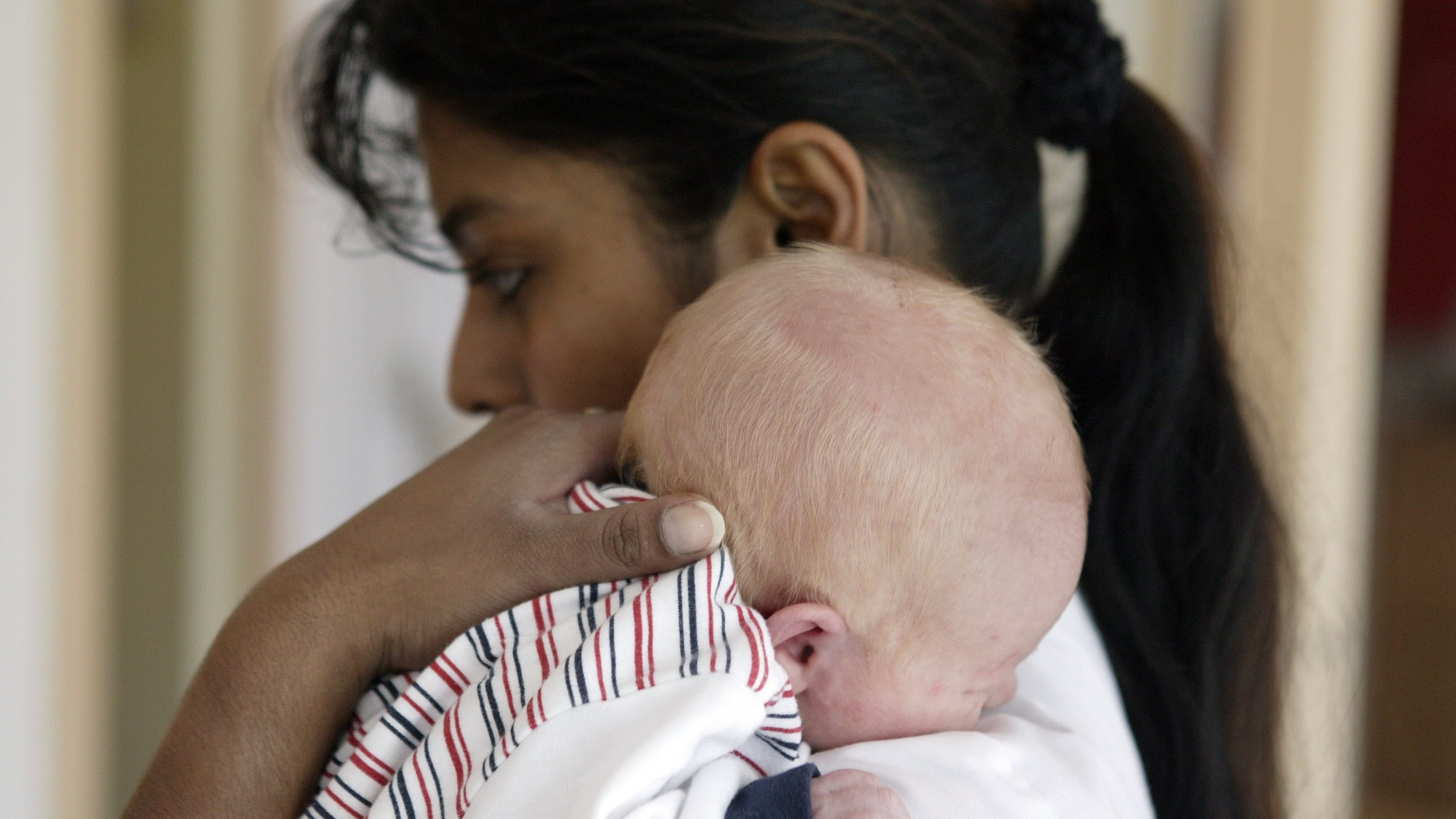 Kraamzorg onder druk: juist kwetsbare gezinnen krijgen minder uren