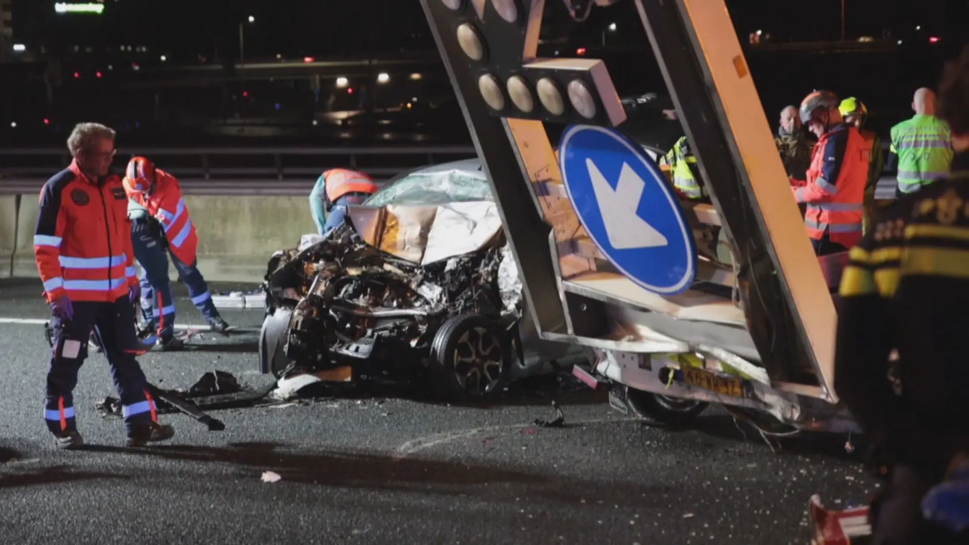 Automobilist (62) overleden bij crash op A4, schade aan pijlwagen