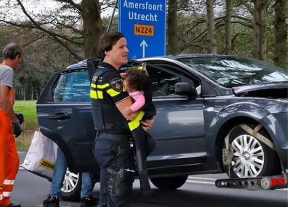 Agent sust kindje in slaap na ongeluk op N224