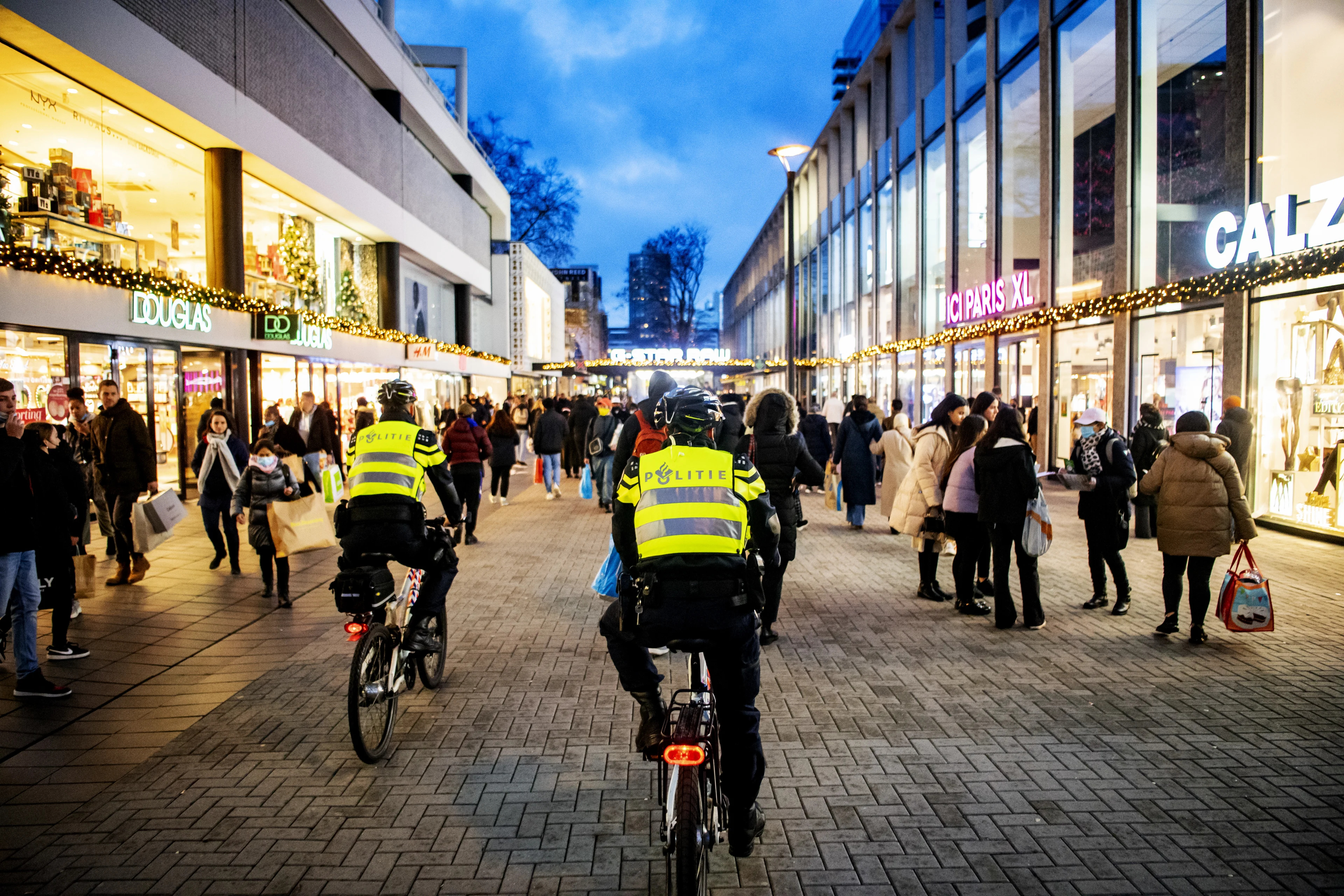 Kabinet buigt zich over avondlockdown: meer dan vier gasten met kerst?