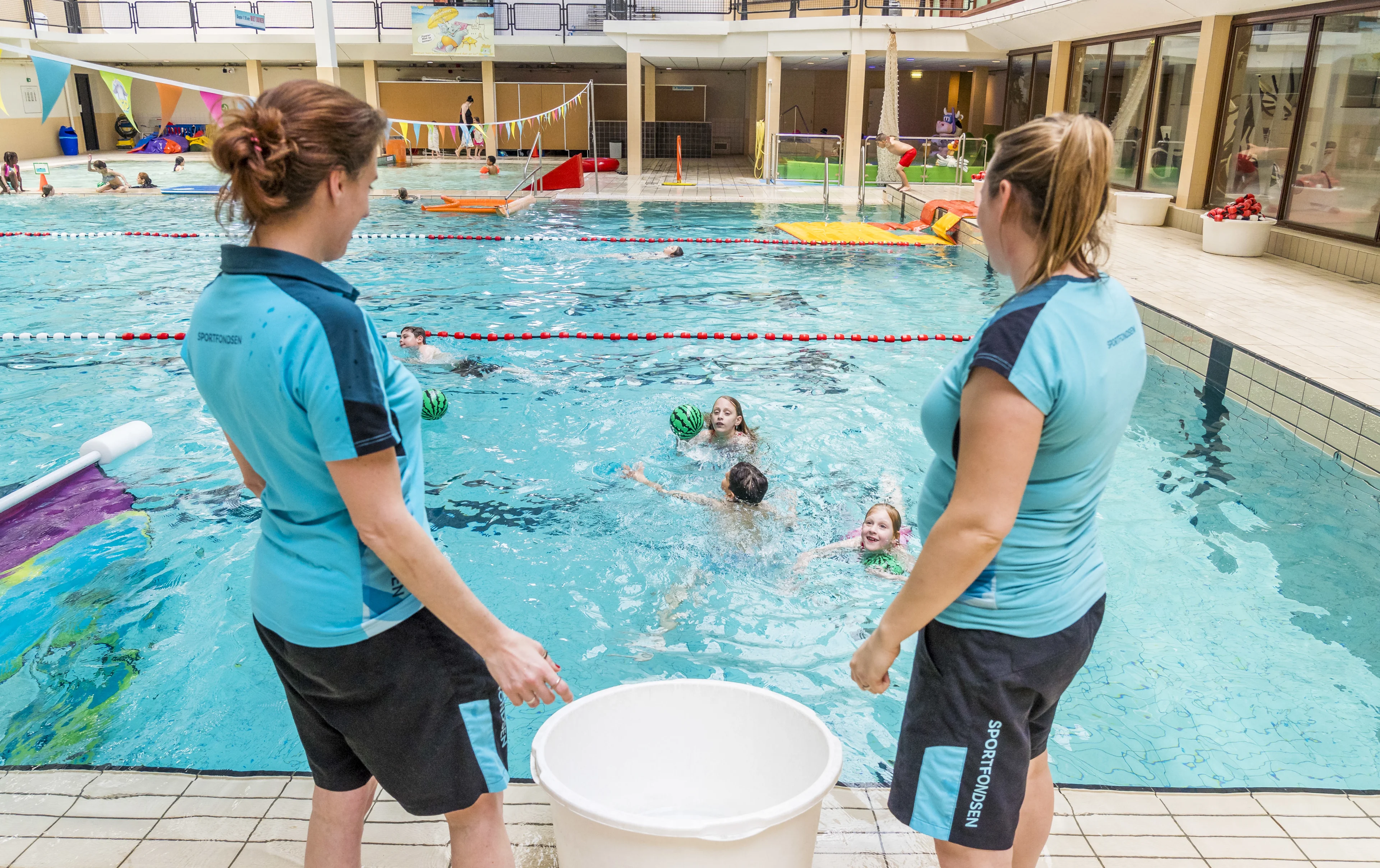 Zwemscholen gaan kopje onder, kinderen tussen wal en het schip
