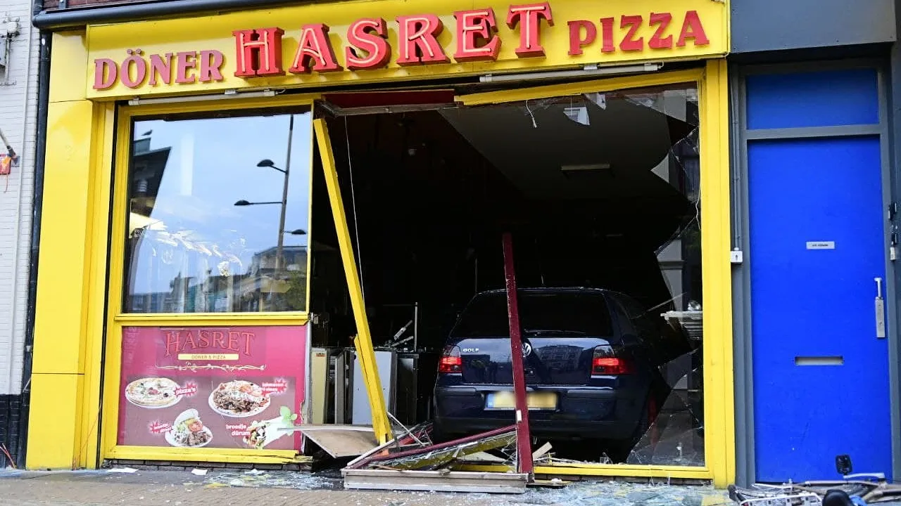 Automobilist rijdt pardoes Sanni's kebabzaak in Groningen binnen, tienduizenden euro's schade