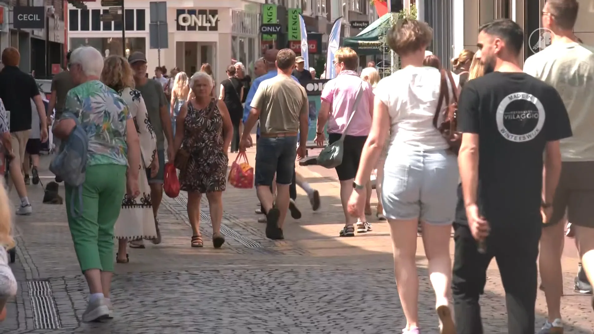Mannen die wachten op hun shoppende vrouw hebben dag van hun leven