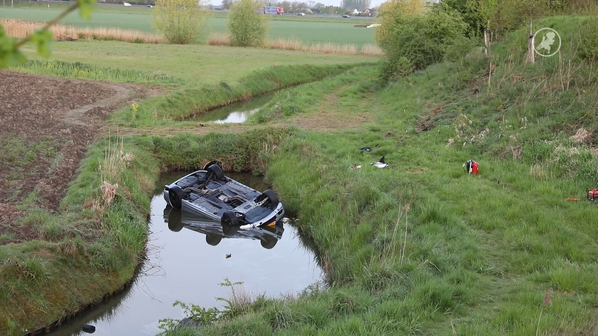 Auto belandt op zijn kop in sloot, inzittende overleden