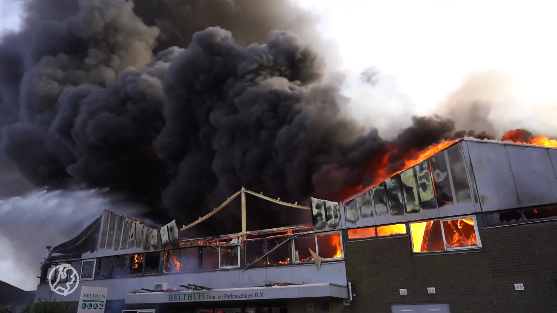 Grote brand in Heteren legt bedrijfspand in de as, grote kans op asbest