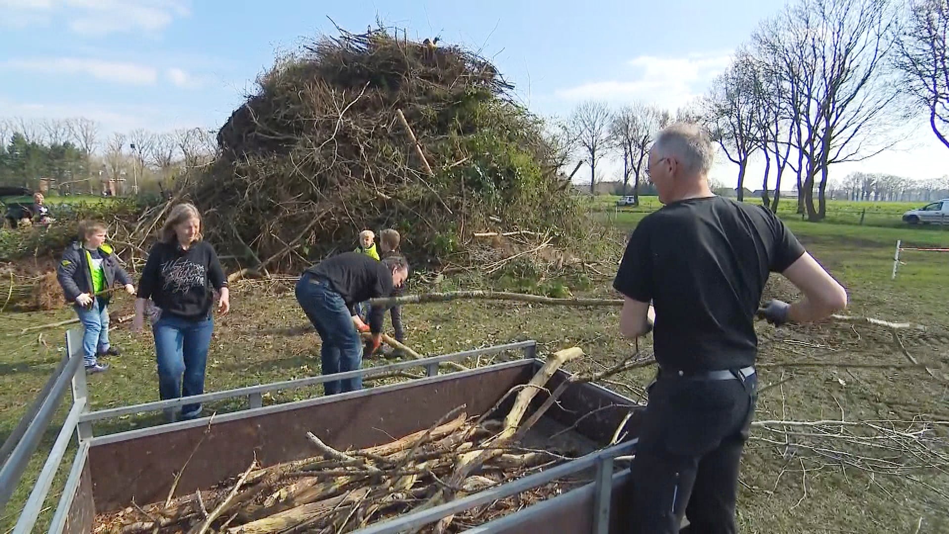 Dorp zamelt massaal snoeiafval in nadat paasbult voortijdig afbrandde: 'Bult nu hoger dan eerst'