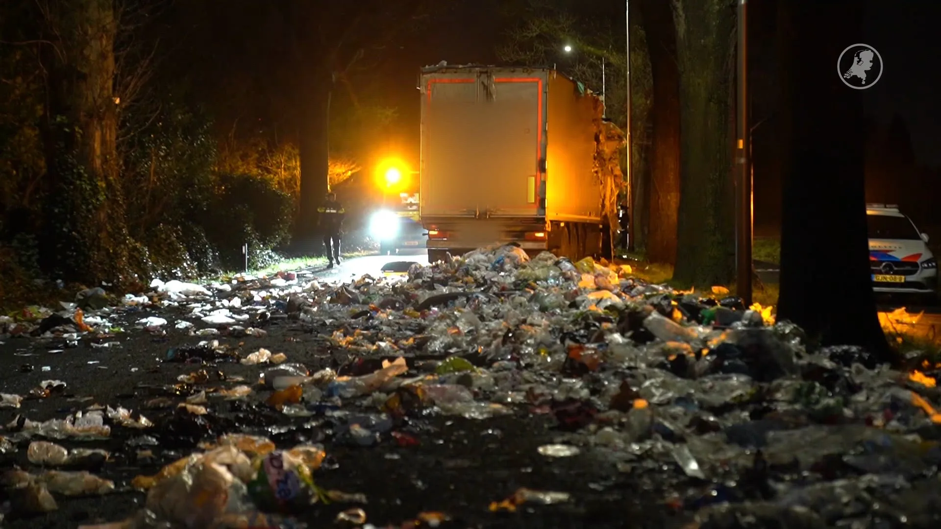 N348 bij Epse bezaaid met afval na ongeval vrachtwagen