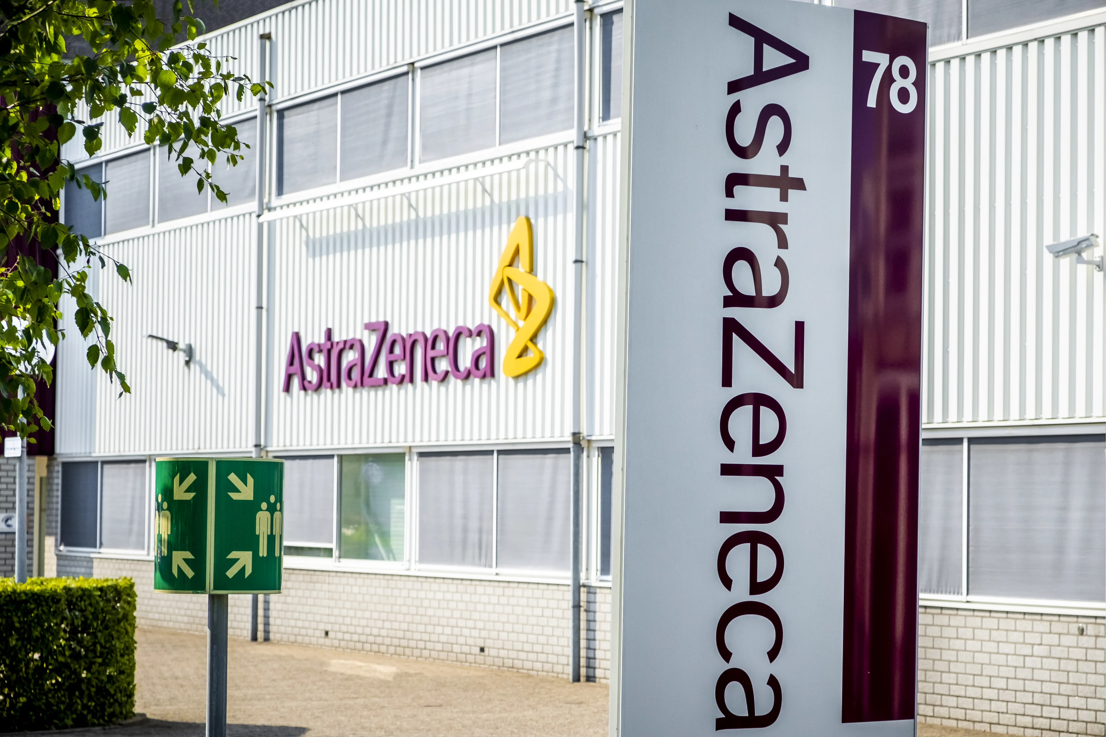 Onderzoek naar door Nederland aangekocht coronavaccin tijdelijk stopgezet wegens ernstige bijwerking