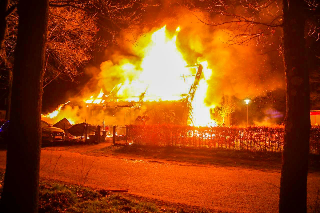 Zeer grote brand in Radio Kootwijk, vlammen slaan metershoog uit het dak