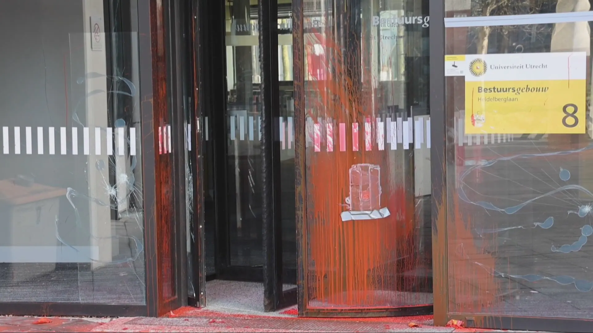 Meerdere gebouwen Universiteit Utrecht beklad en ruiten vernield