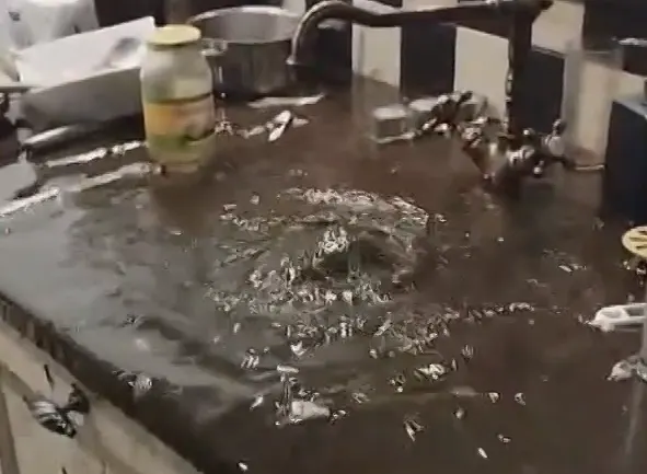 Wastafel van Janick 'ontploft' tijdens noodweer in Limburg: 'Ik schrok me rot'