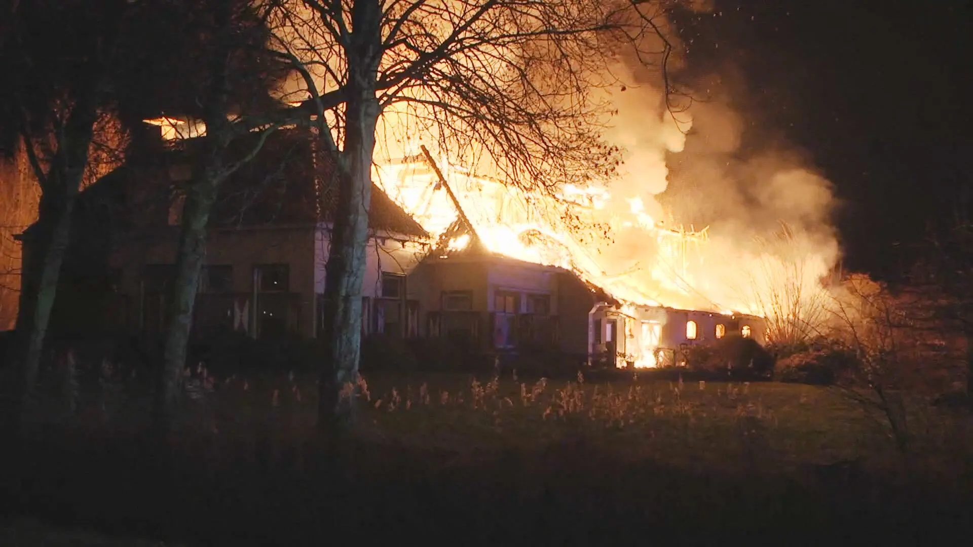 Grote brand verwoest rieten dak woonboerderij in Groningen
