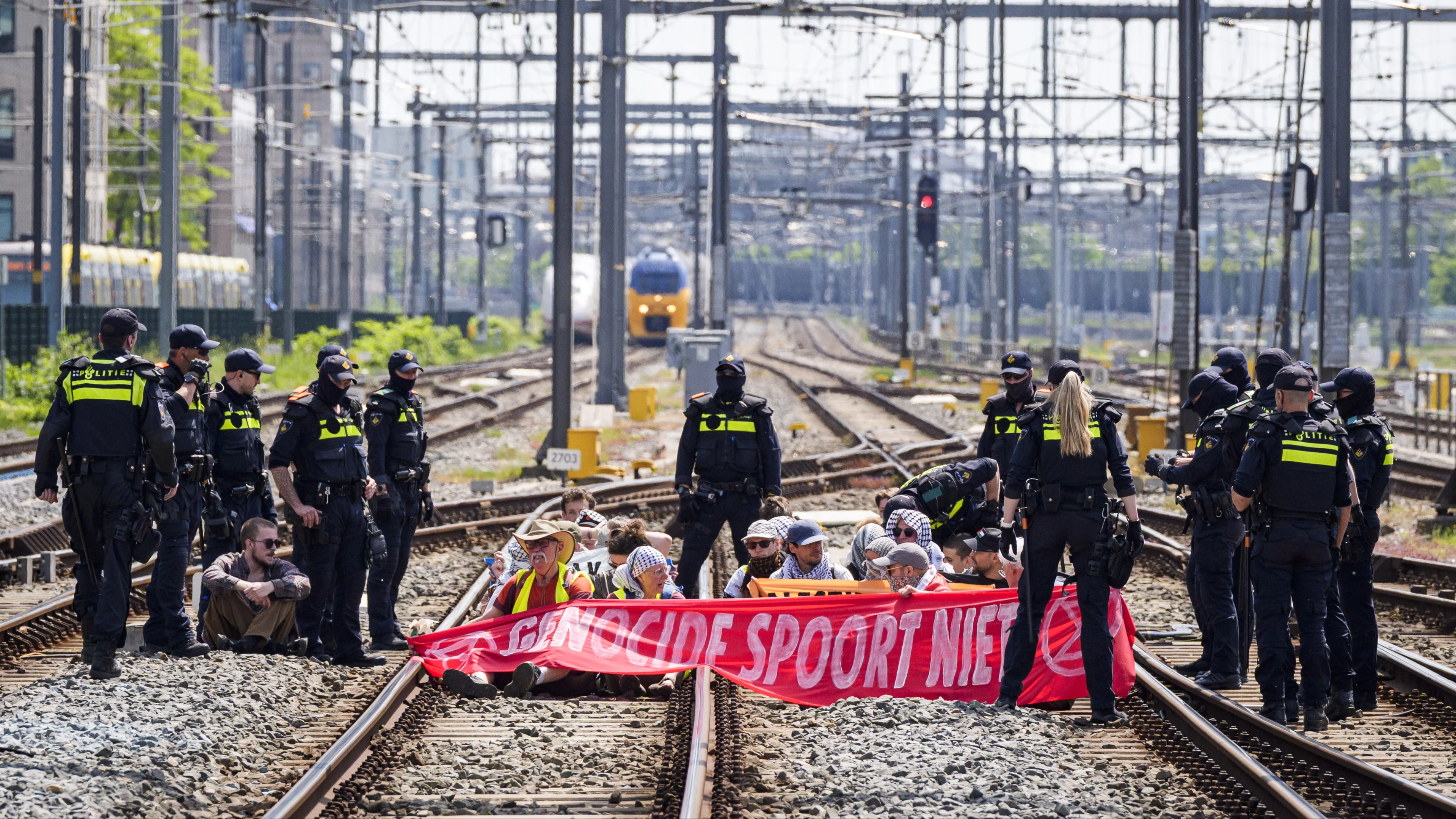 Activisten Extinction Rebellion op spoor Utrecht Centraal, geen treinverkeer